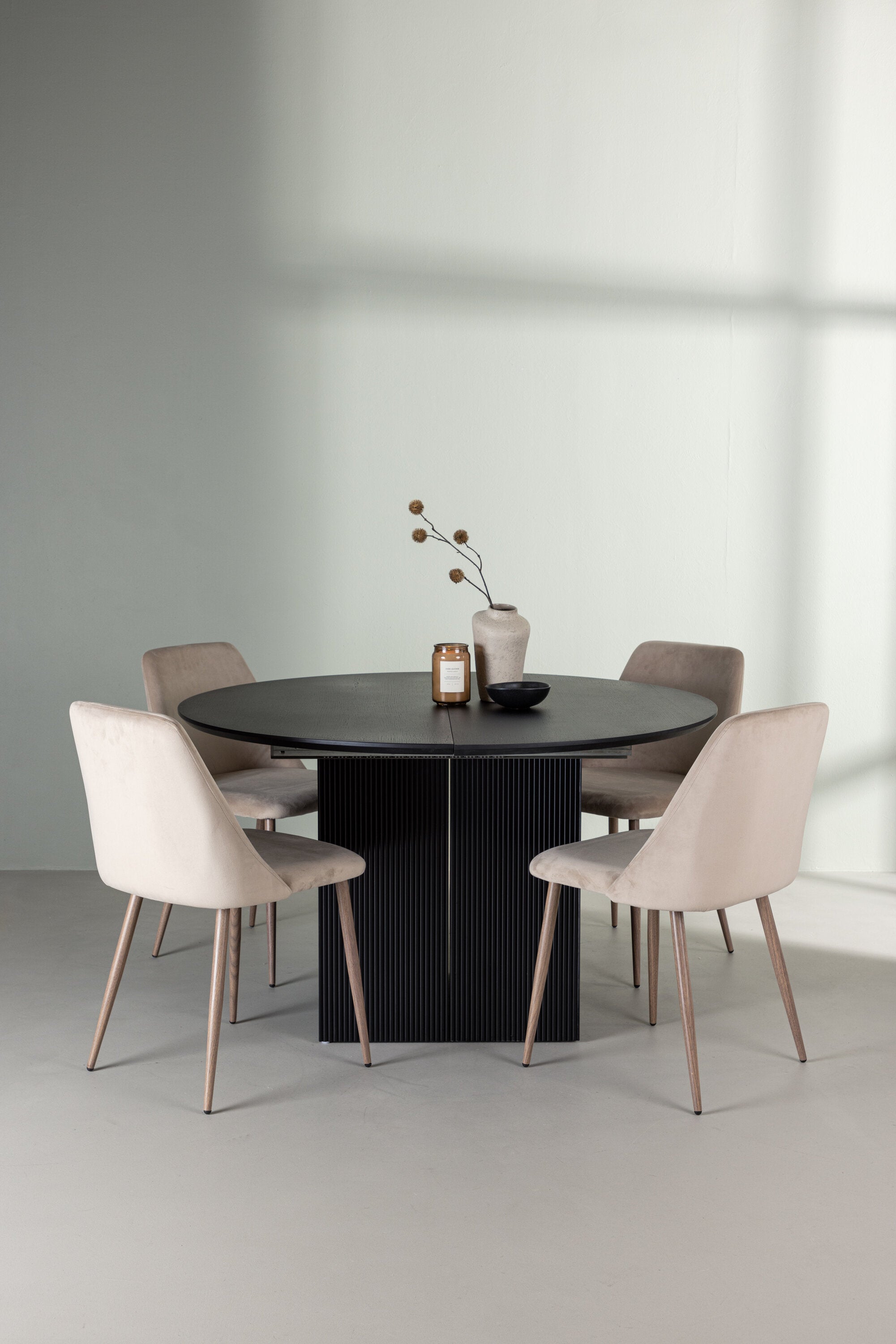Matilda Esszimmerset + Night ⌀130cm/4St. in Braun, Walnuss präsentiert im Onlineshop von KAQTU Design AG. Esszimmerset ist von Venture Home