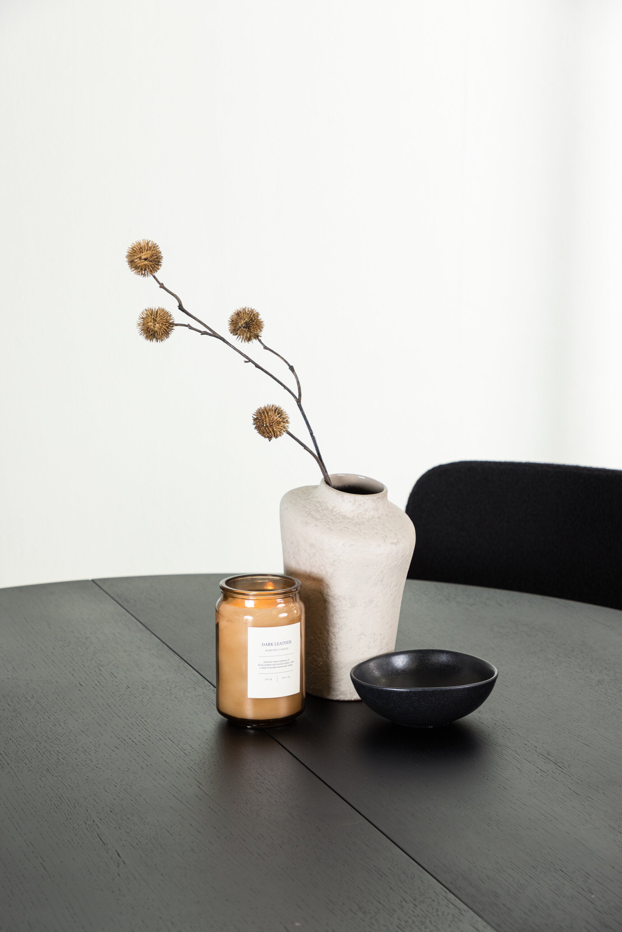 Matilda Esszimmerset + Yesterday ⌀130cm/4St. in Schwarz präsentiert im Onlineshop von KAQTU Design AG. Esszimmerset ist von Venture Home