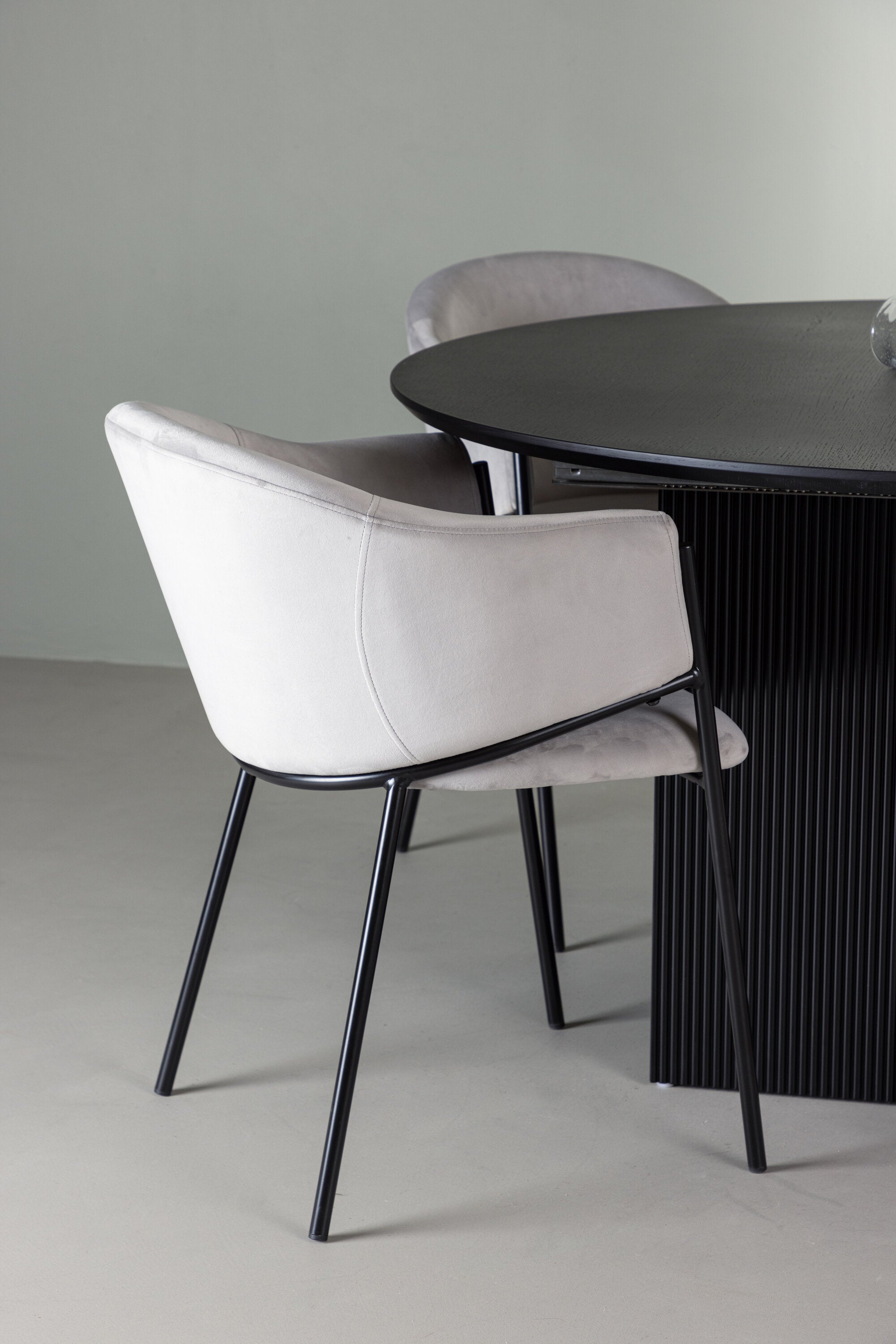 Matilda Esszimmerset + Evelina ⌀130cm/4St. in Schwarzgrau präsentiert im Onlineshop von KAQTU Design AG. Esszimmerset ist von Venture Home