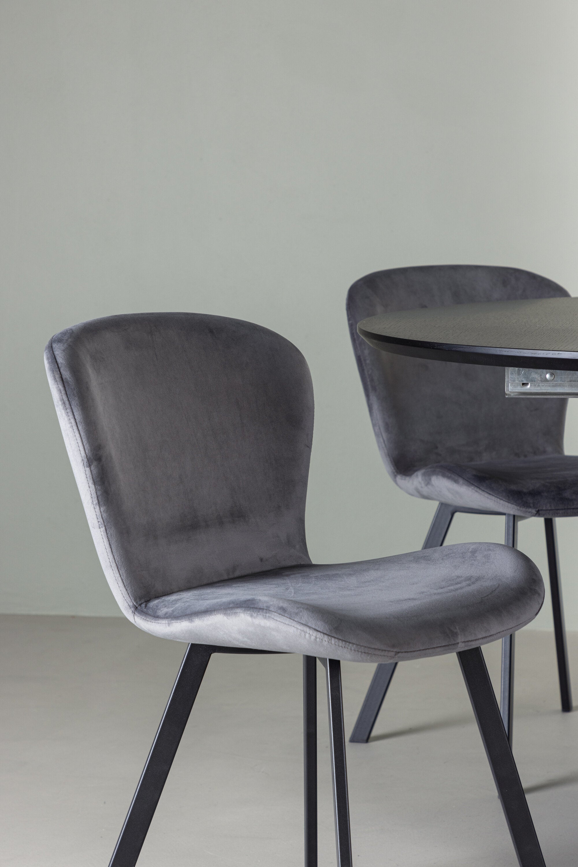 Matilda Esszimmerset + Lilja ⌀130cm/4St. in Schwarzgrau präsentiert im Onlineshop von KAQTU Design AG. Esszimmerset ist von Venture Home