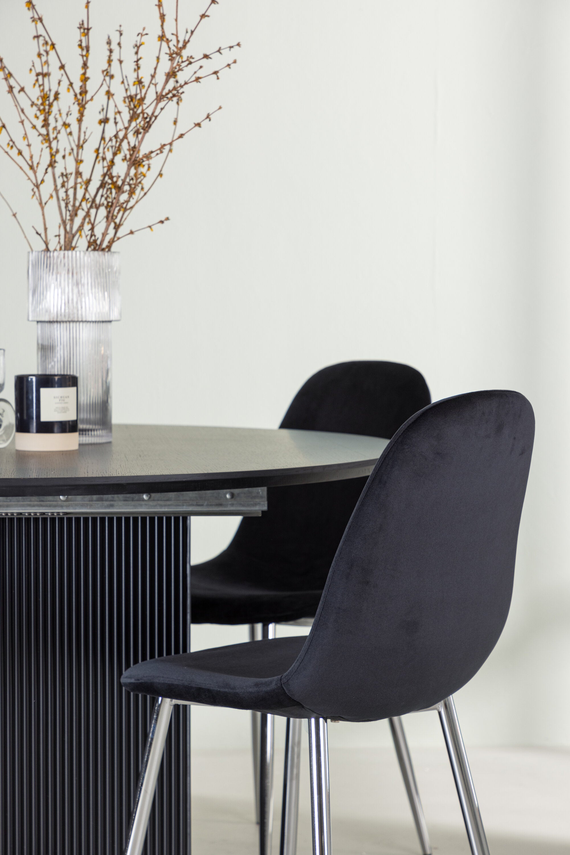 Matilda Esszimmerset + Polar ⌀130cm/4St. in Schwarzes Silber präsentiert im Onlineshop von KAQTU Design AG. Esszimmerset ist von Venture Home