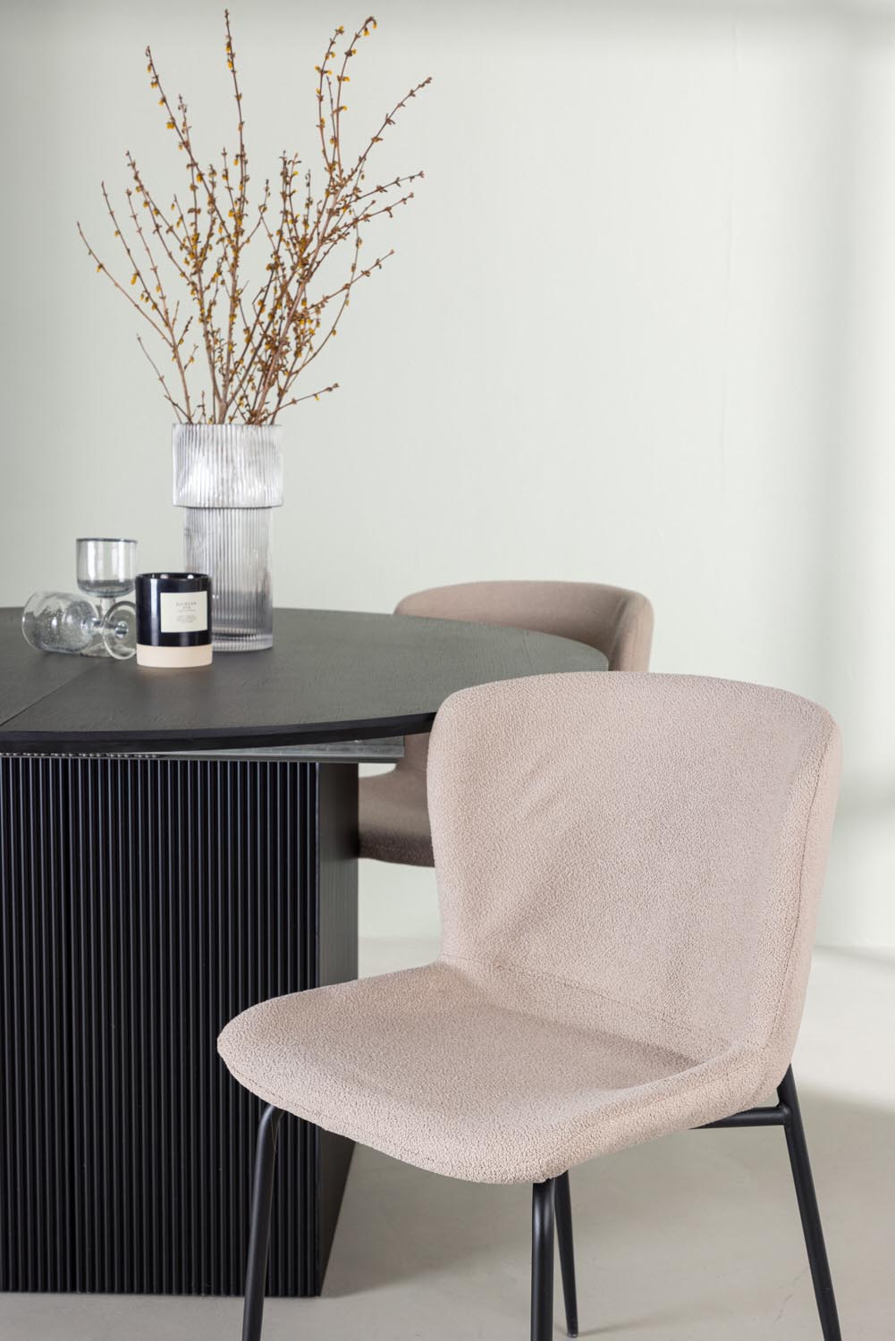 Matilda Esszimmerset + Modesto ⌀130cm/4St. in Beige, Schwarz präsentiert im Onlineshop von KAQTU Design AG. Esszimmerset ist von Venture Home