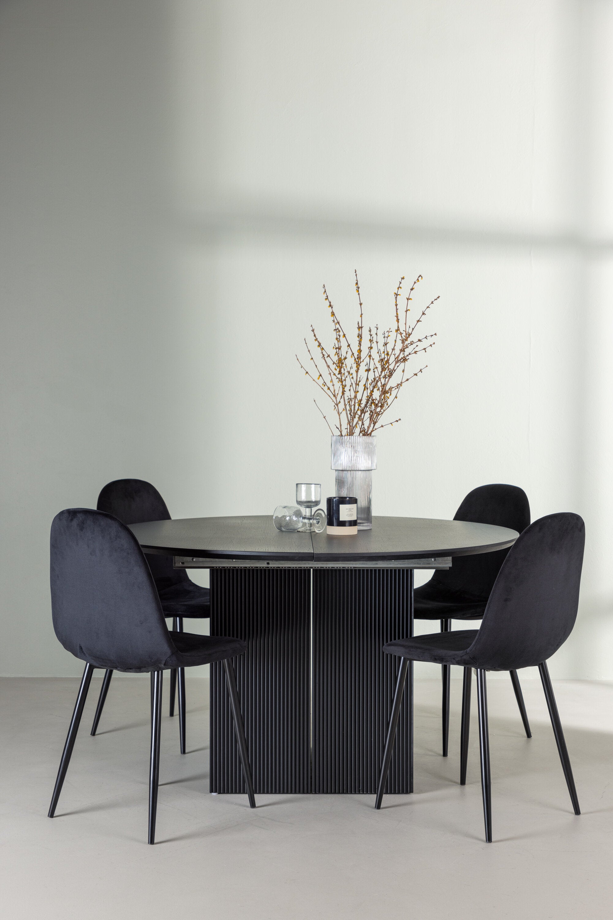 Matilda Esszimmerset + Polar ⌀130cm/4St. in Schwarz präsentiert im Onlineshop von KAQTU Design AG. Esszimmerset ist von Venture Home