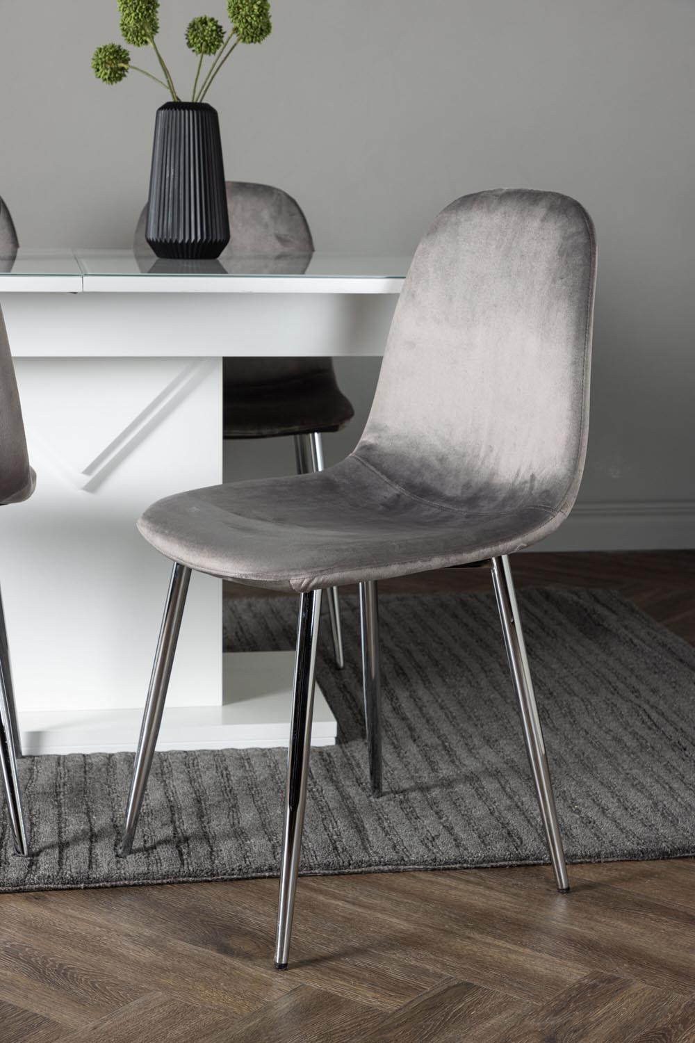 Pluto Esszimmerset ausziehbar + Eva 120cm/4St. in Hellgrau, Silber präsentiert im Onlineshop von KAQTU Design AG. Esszimmerset ist von Venture Home