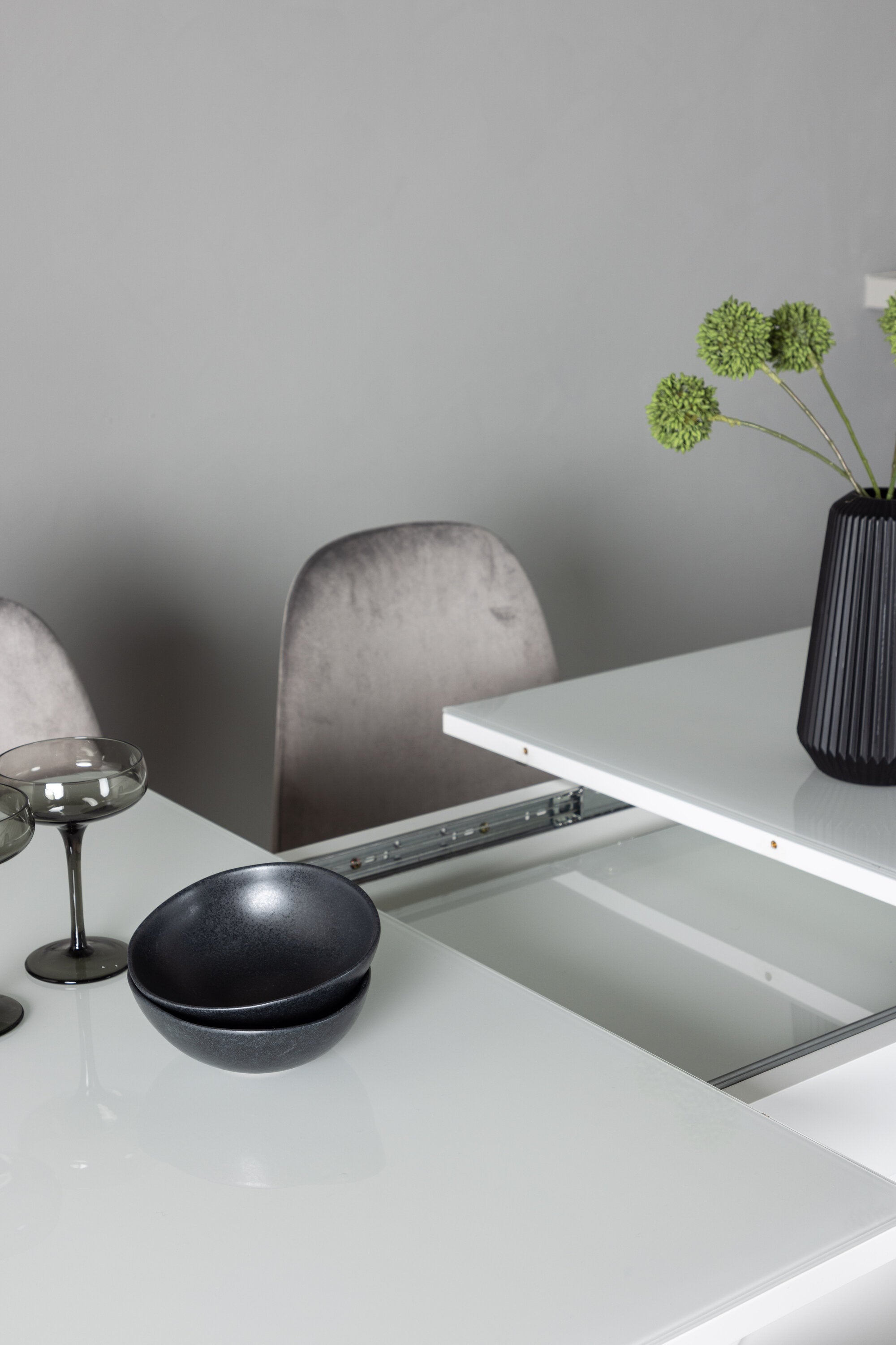 Pluto Esszimmerset ausziehbar + Eva 120cm/4St. in Hellgrau, Silber präsentiert im Onlineshop von KAQTU Design AG. Esszimmerset ist von Venture Home
