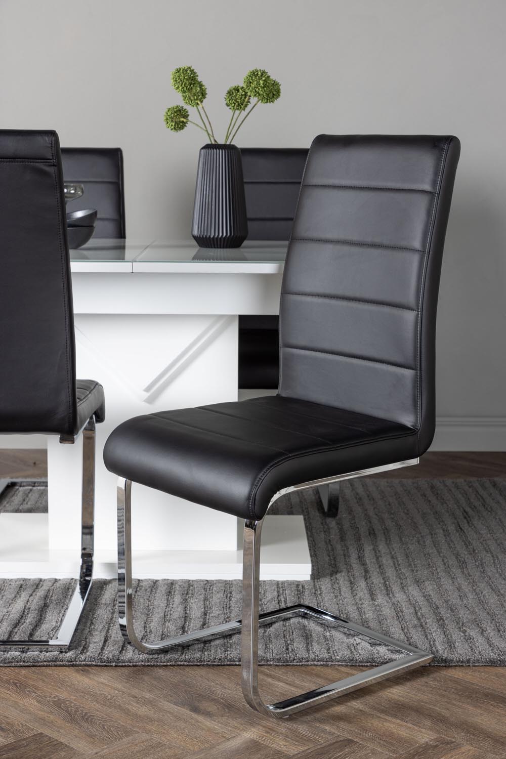 Pluto Esszimmerset ausziehbar + Tempo 120cm/4St. in Schwarzgrau präsentiert im Onlineshop von KAQTU Design AG. Esszimmerset ist von Venture Home