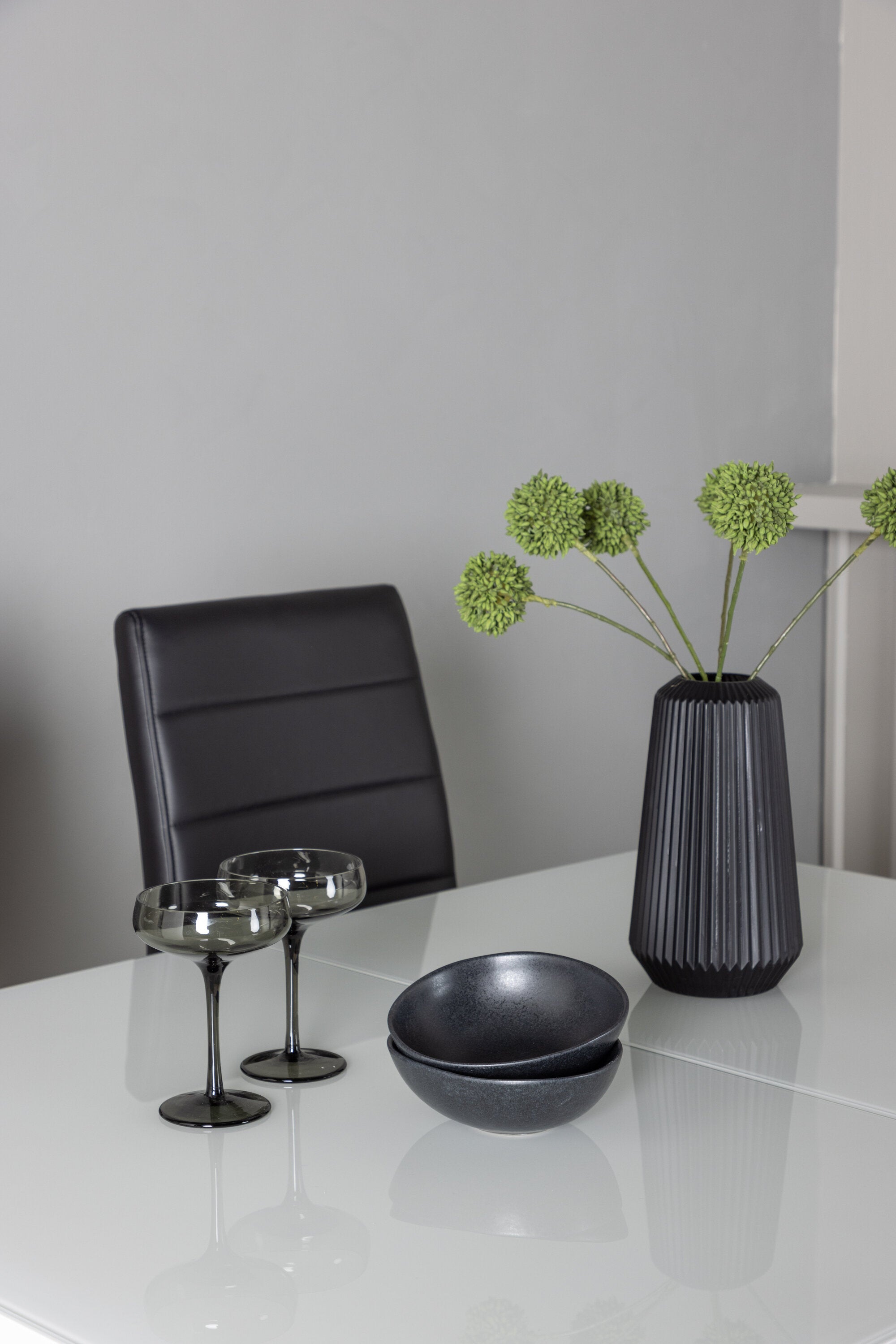 Pluto Esszimmerset ausziehbar + Tempo 120cm/4St. in Schwarzgrau präsentiert im Onlineshop von KAQTU Design AG. Esszimmerset ist von Venture Home