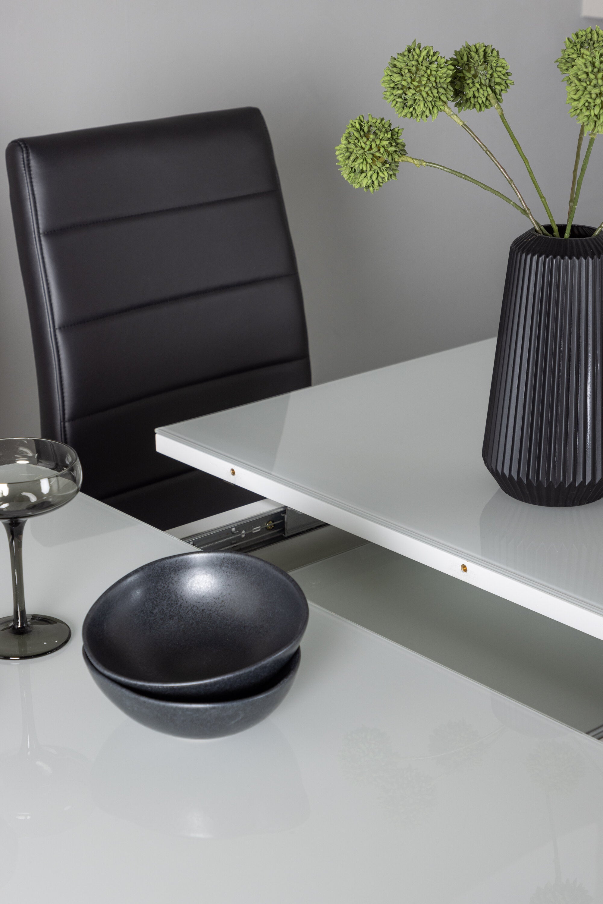 Pluto Esszimmerset ausziehbar + Tempo 120cm/4St. in Schwarzgrau präsentiert im Onlineshop von KAQTU Design AG. Esszimmerset ist von Venture Home