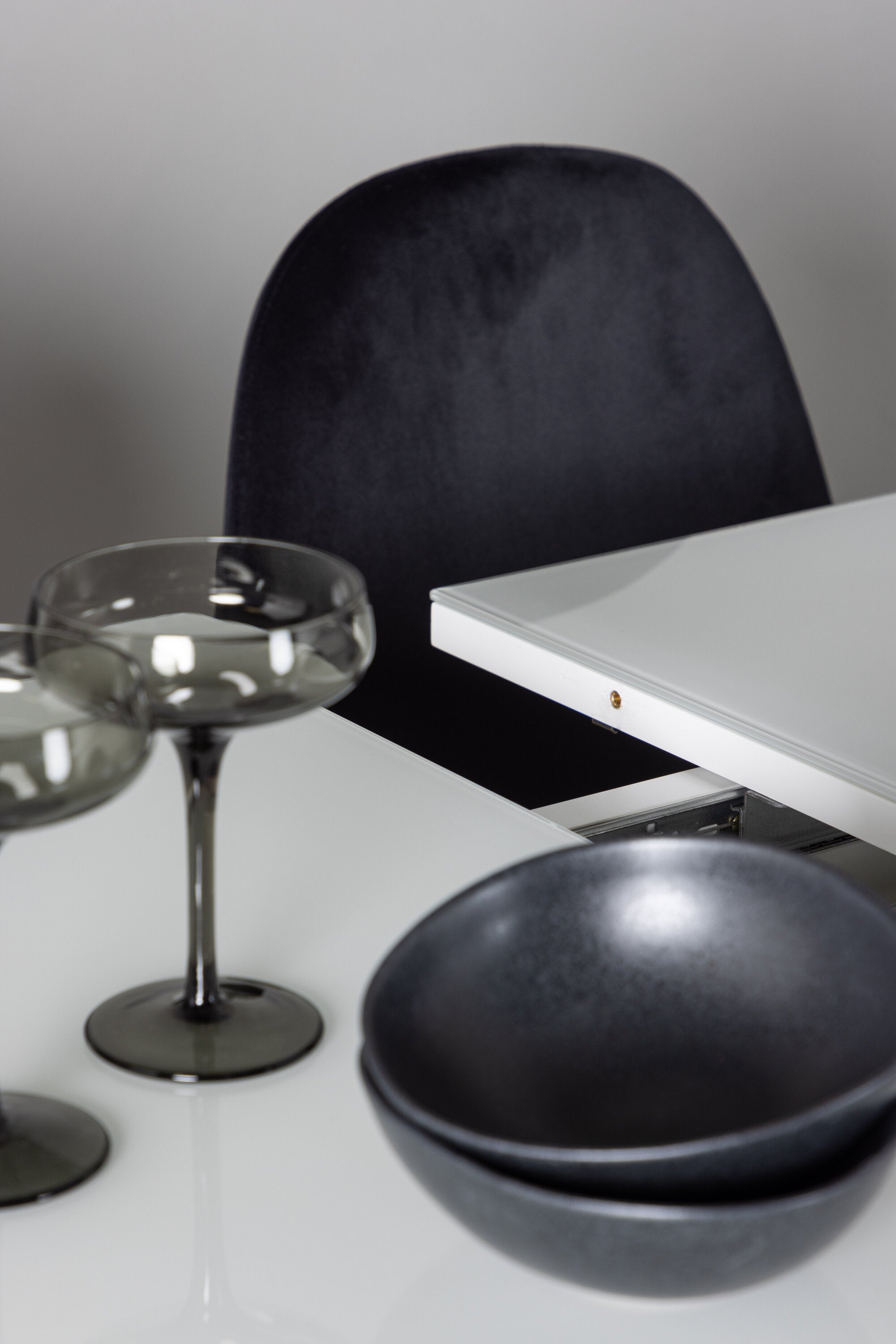 Pluto Esszimmerset ausziehbar + Polar 120cm/4St. in Schwarz präsentiert im Onlineshop von KAQTU Design AG. Esszimmerset ist von Venture Home
