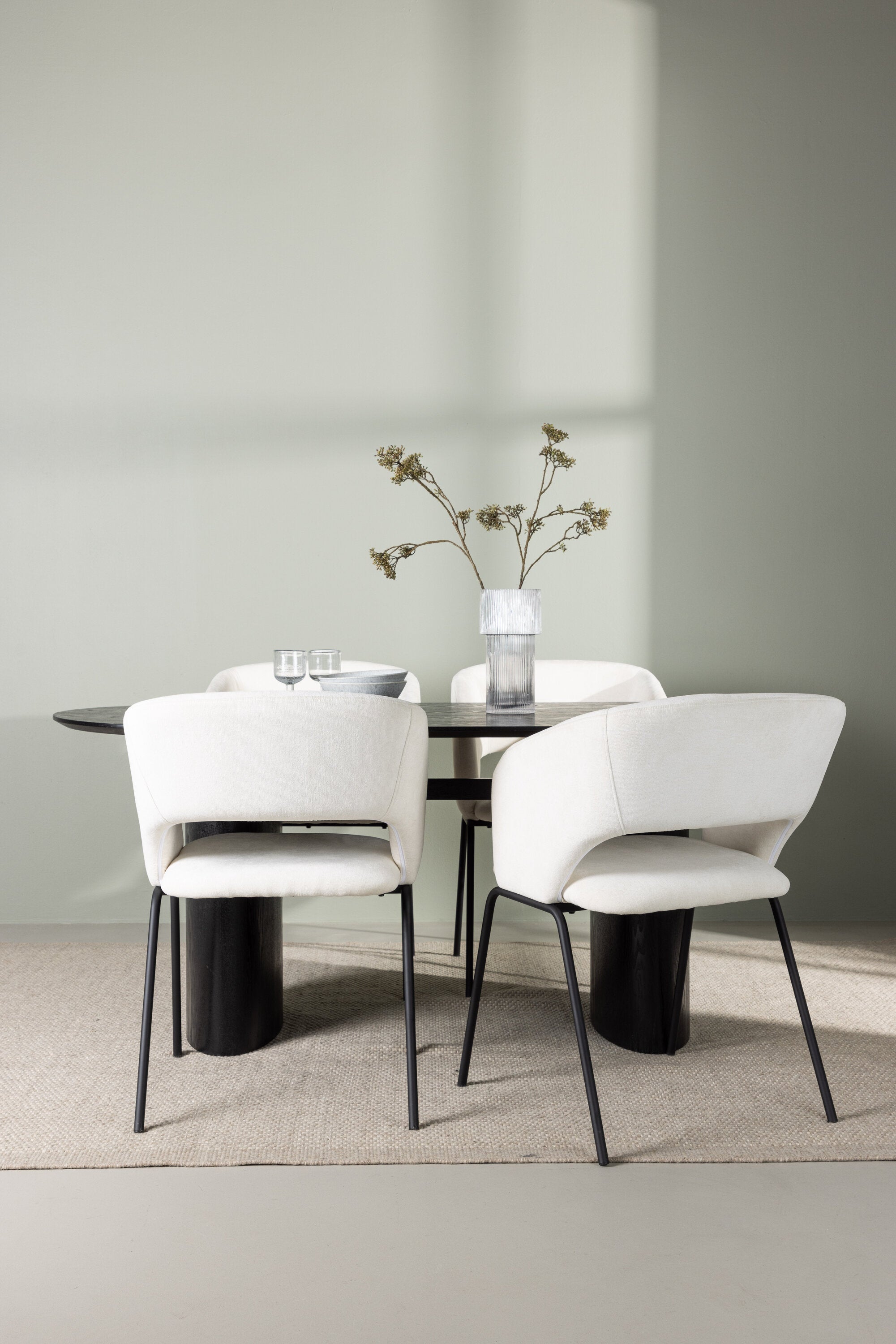 Isolde Esszimmerset + Day 180cm/4St. in Schwarz / gebrochenes Weiss präsentiert im Onlineshop von KAQTU Design AG. Esszimmerset ist von Venture Home