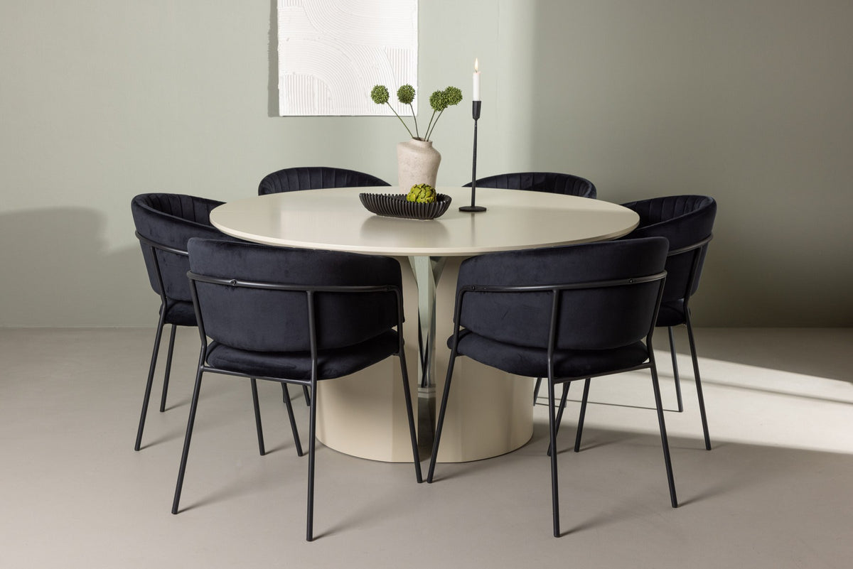 Esszimmerset Selma & Sandvik von Venture Home: zwei schwarze Stühle mit Samtbezug und ein runder Esstisch mit beiger MDF-Tischplatte.