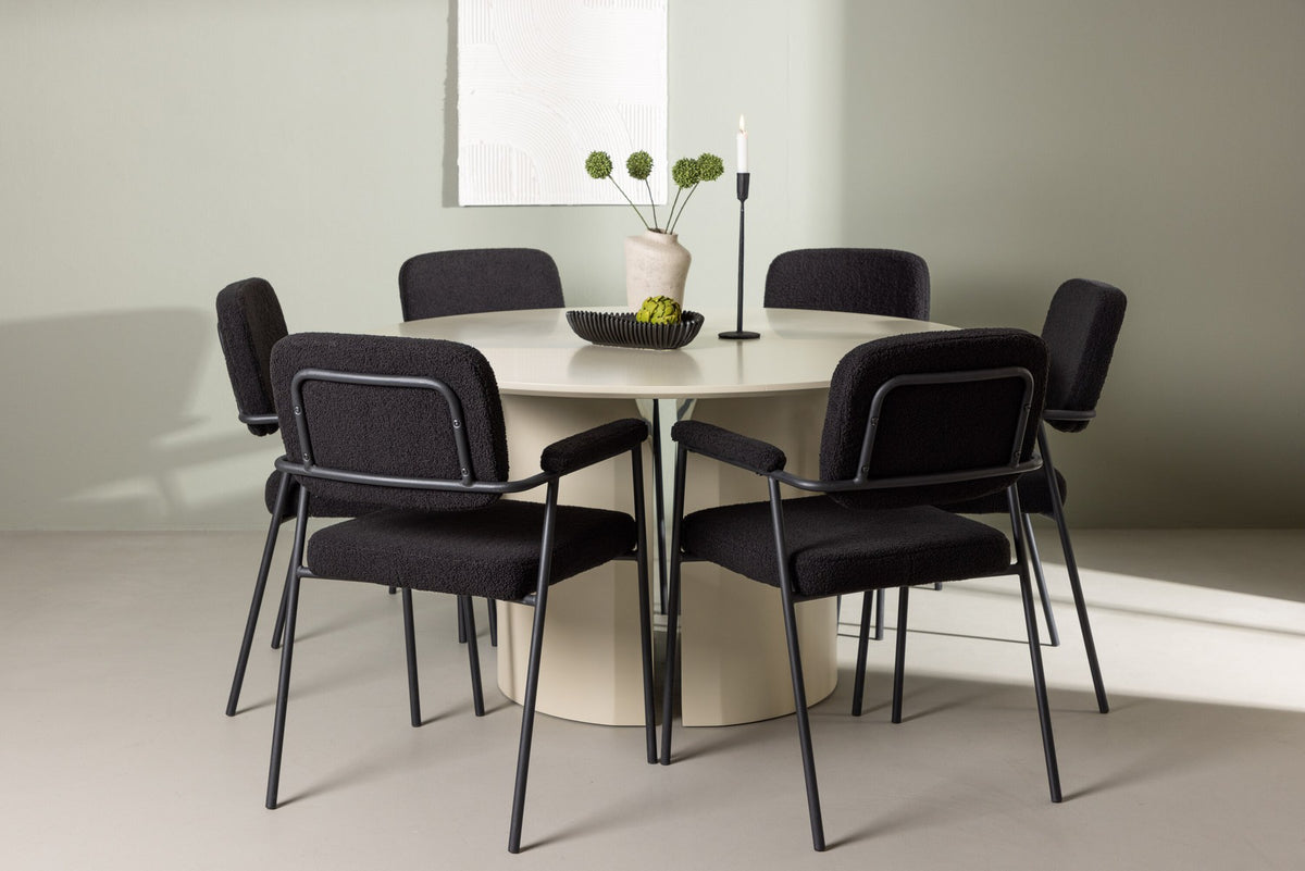 Zwei schwarze Esszimmerstühle mit Polyester-Samt-Bezug und Armlehnen sowie ein runder Esstisch aus MDF mit beiger Tischplatte, Durchmesser 140cm.