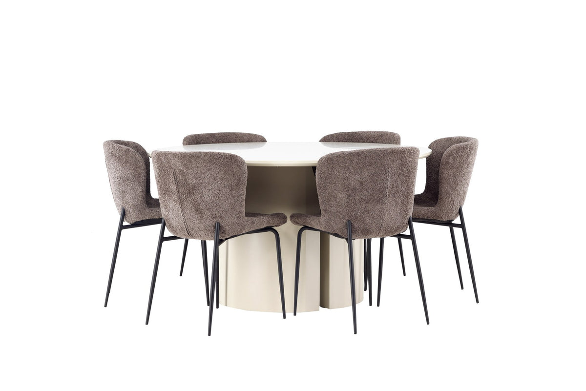 Rundes Esszimmerset aus MDF mit beiger Tischplatte Ø140 cm und zwei braunen Stühlen mit Bouclé-Bezug und schwarzem Metallgestell.