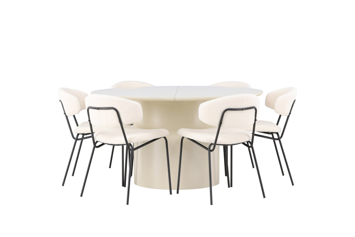 Zwei weisse Esszimmerstühle mit Bouclé-Bezug und schwarzem Stahlgestell neben rundem MDF-Esstisch mit beiger Tischplatte, Durchmesser 140 cm.