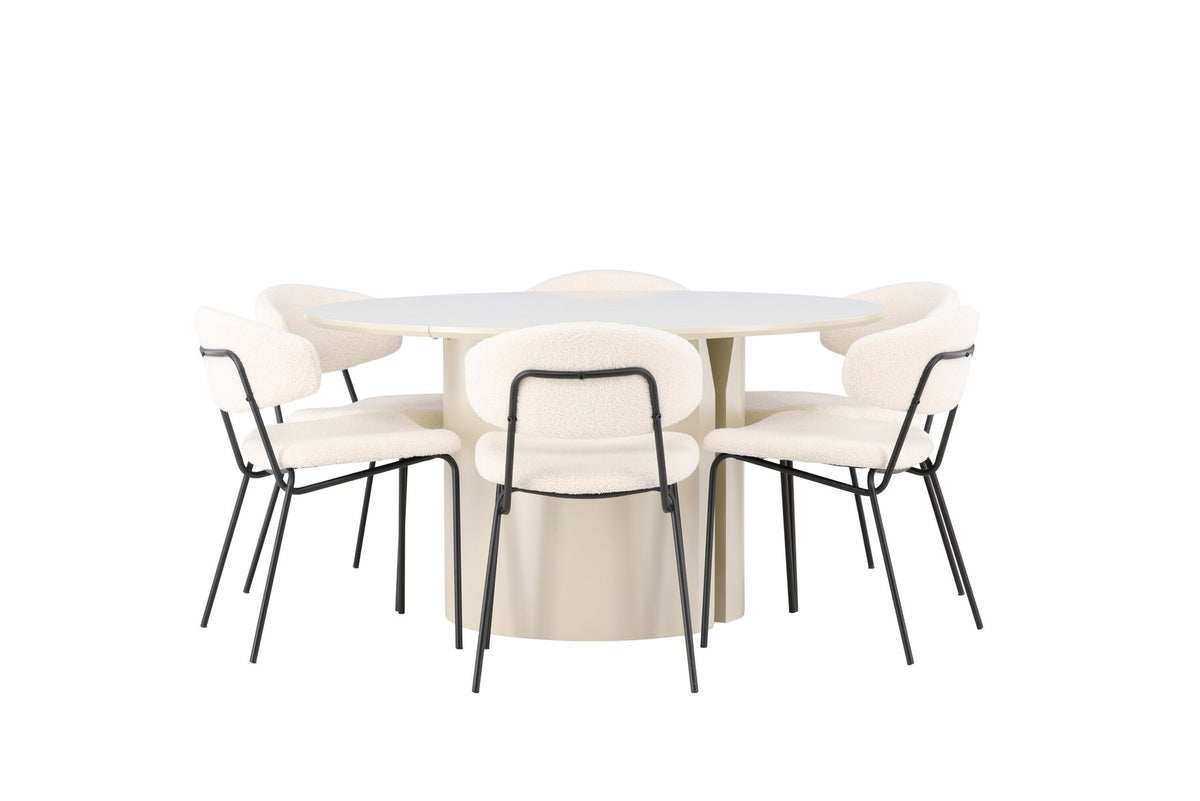 Zwei weisse Esszimmerstühle mit Bouclé-Bezug und schwarzem Stahlgestell neben rundem MDF-Esstisch mit beiger Tischplatte, Durchmesser 140 cm.