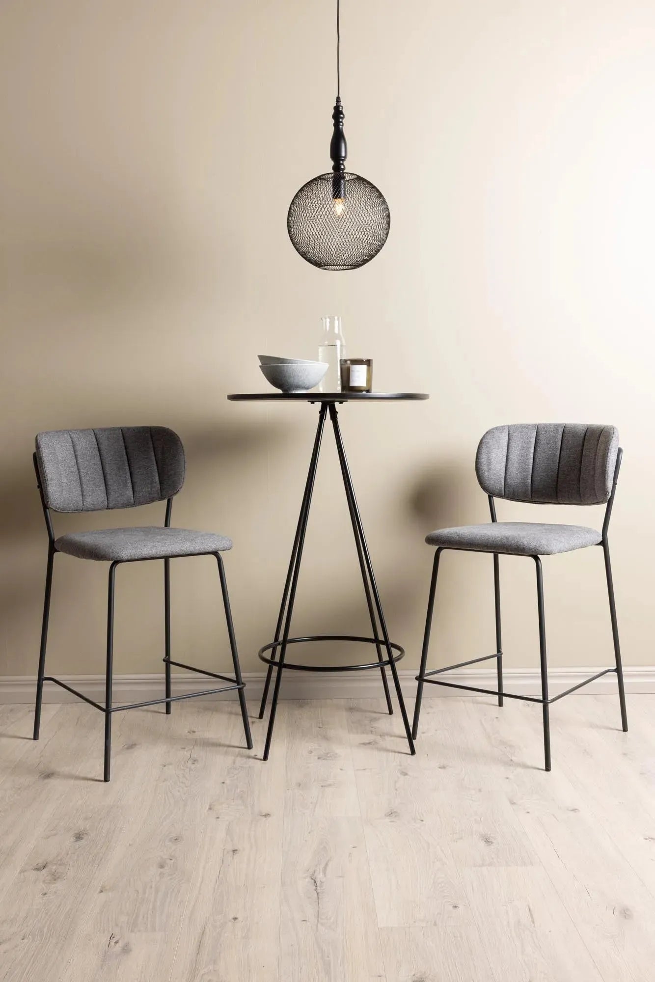 Stilvolles Barset mit rundem Tisch (⌀60cm) und 2 gepolsterten Hockern im skandinavischen Design. Ideal für drinnen und draußen.
