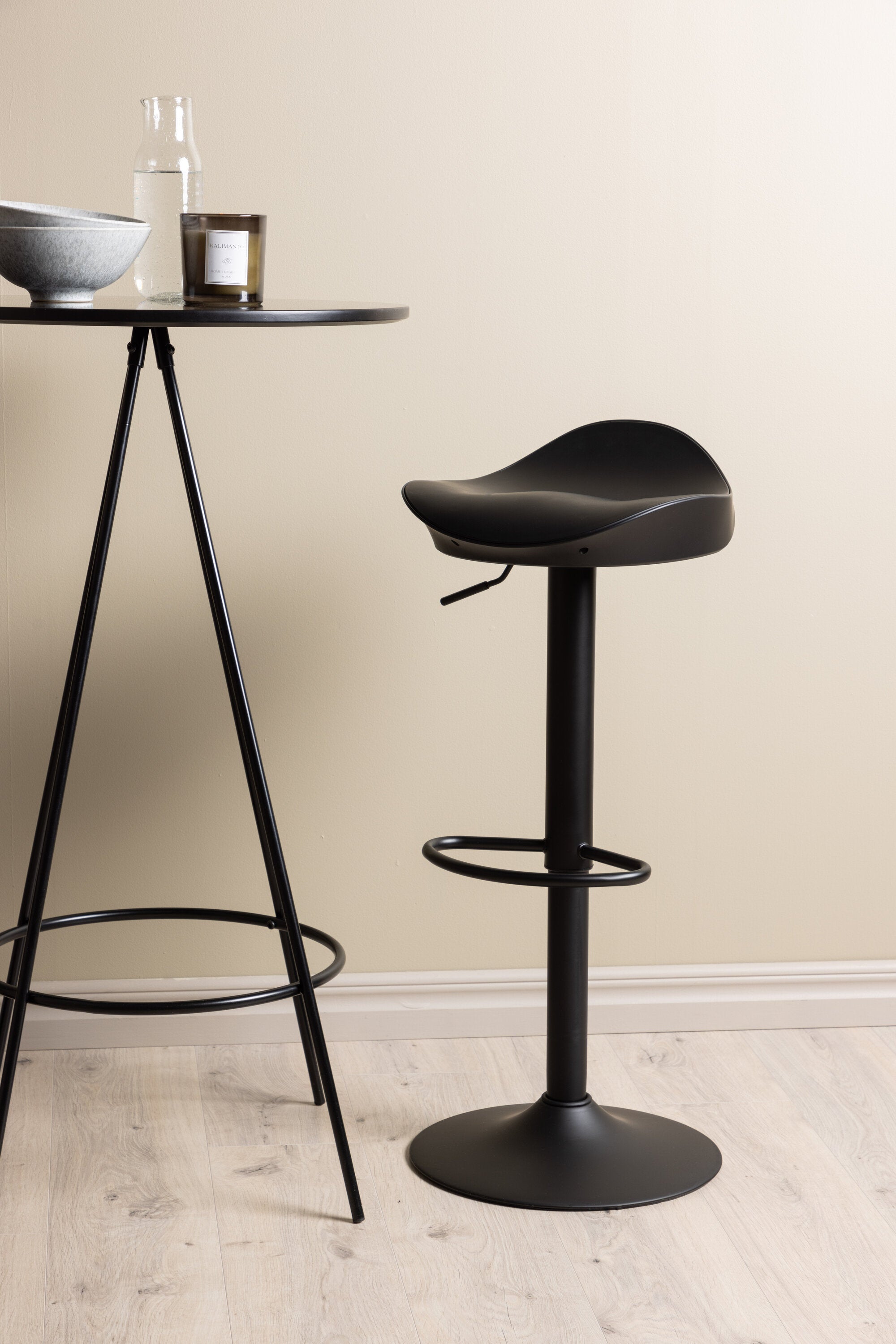 Barset Bistro + Adesto ⌀60cm/2St. in Schwarz präsentiert im Onlineshop von KAQTU Design AG. Bartischset ist von Venture Home