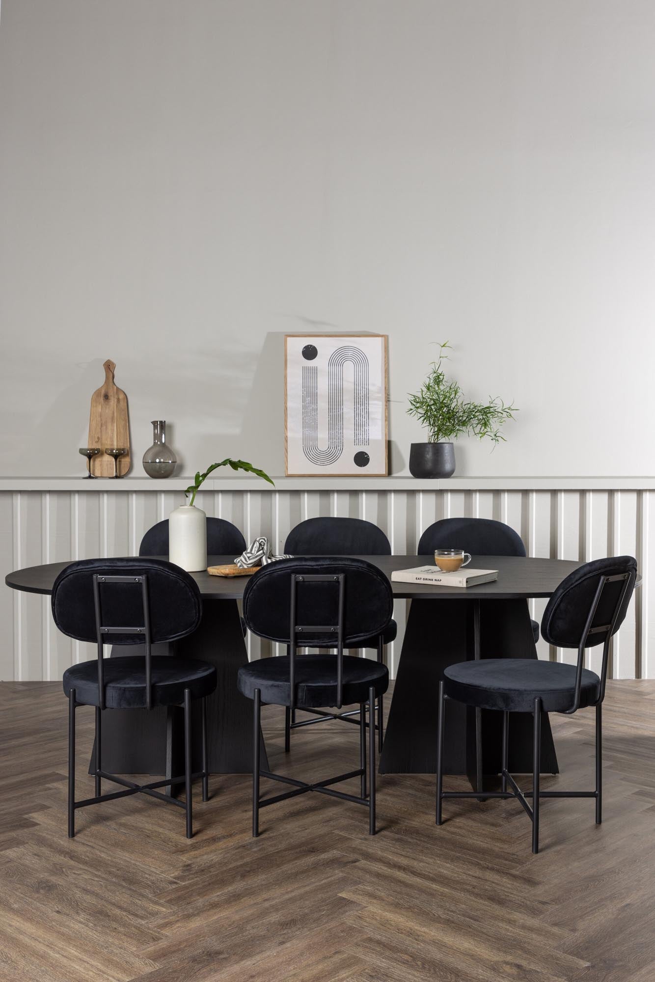 Stilvolles Bootcut Esszimmerset mit großzügigem Esstisch und 6 bequemen Stühlen aus Samt, perfekt für gesellige Runden und festliche Anlässe.