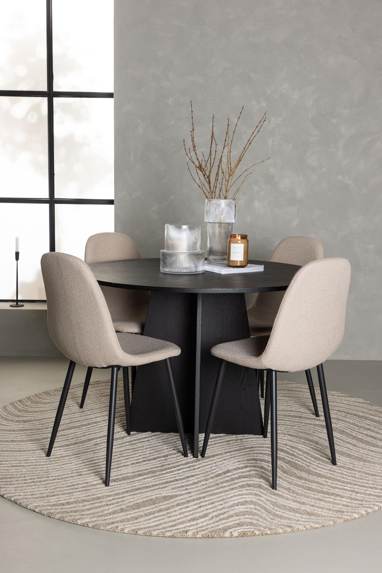 Stilvolles Bootcut Esszimmerset mit runden Tisch (⌀110cm) und 4 eleganten Polar Stühlen. Perfekt für moderne Esszimmer und gesellige Abende.