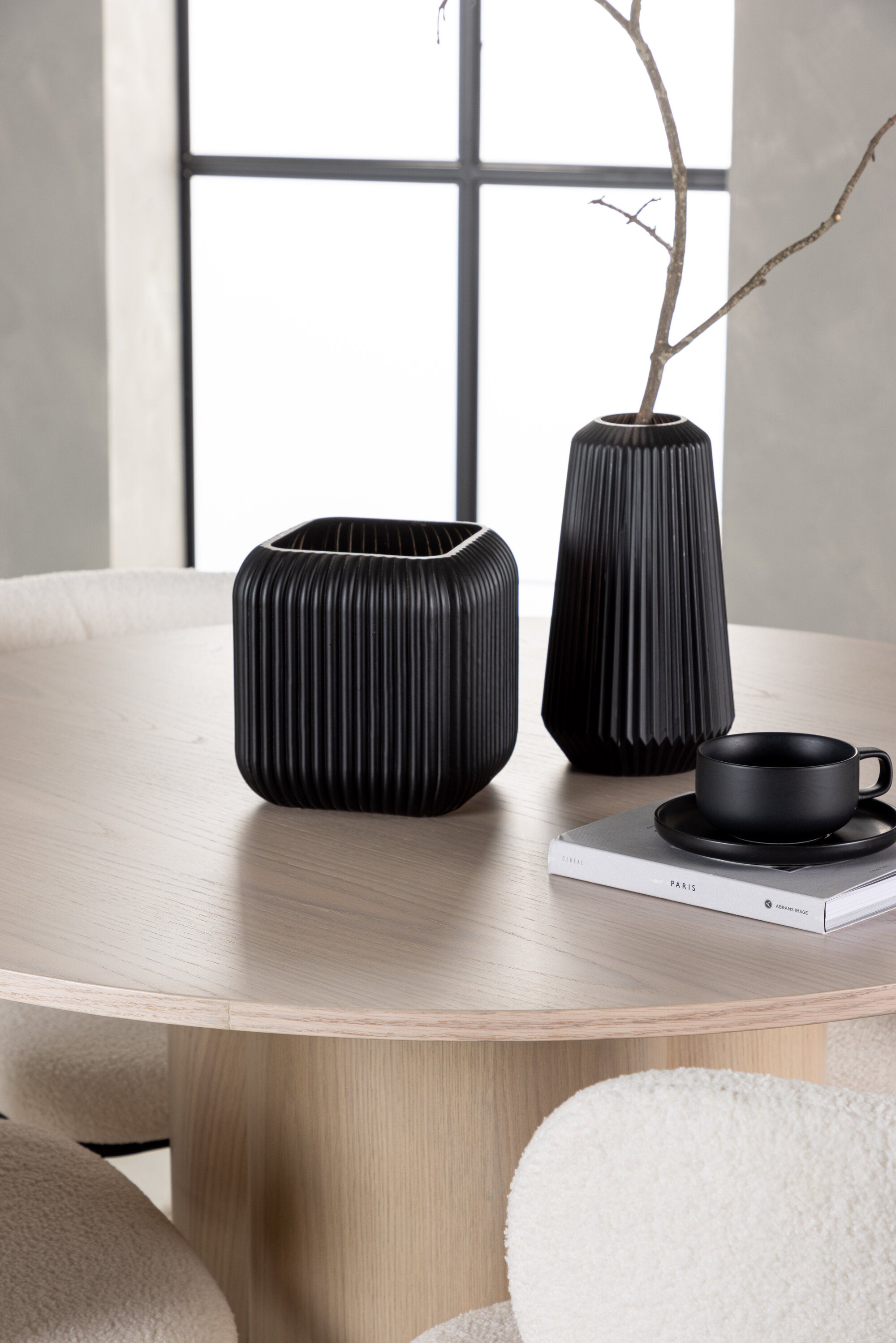 Olivia Esszimmerset + Edina ⌀110cm/4St. in Natur / Schwarz / Weiss präsentiert im Onlineshop von KAQTU Design AG. Esszimmerset ist von Venture Home