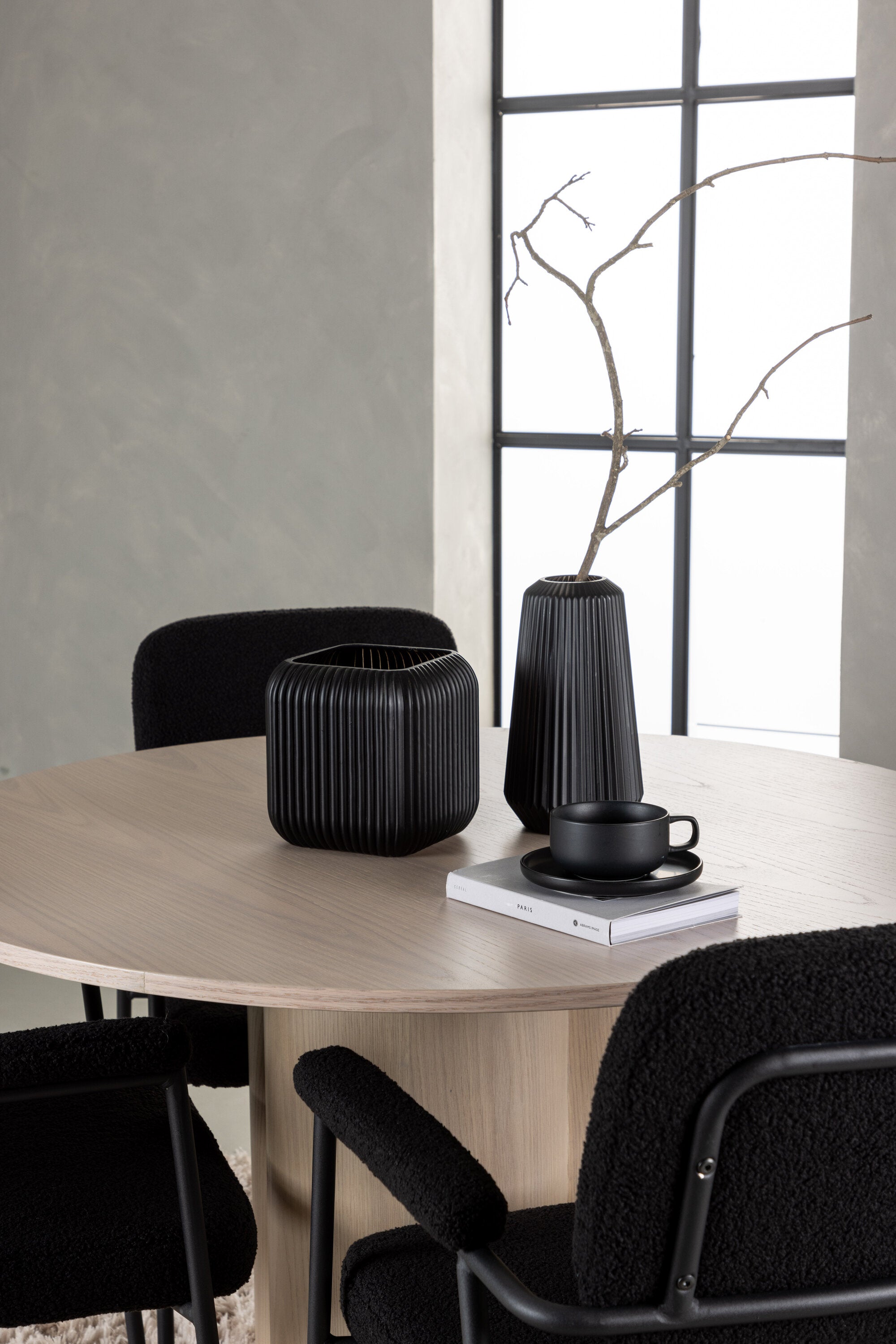 Olivia Esszimmerset + Yesterday ⌀110cm/4St. in Natur / Schwarz präsentiert im Onlineshop von KAQTU Design AG. Esszimmerset ist von Venture Home