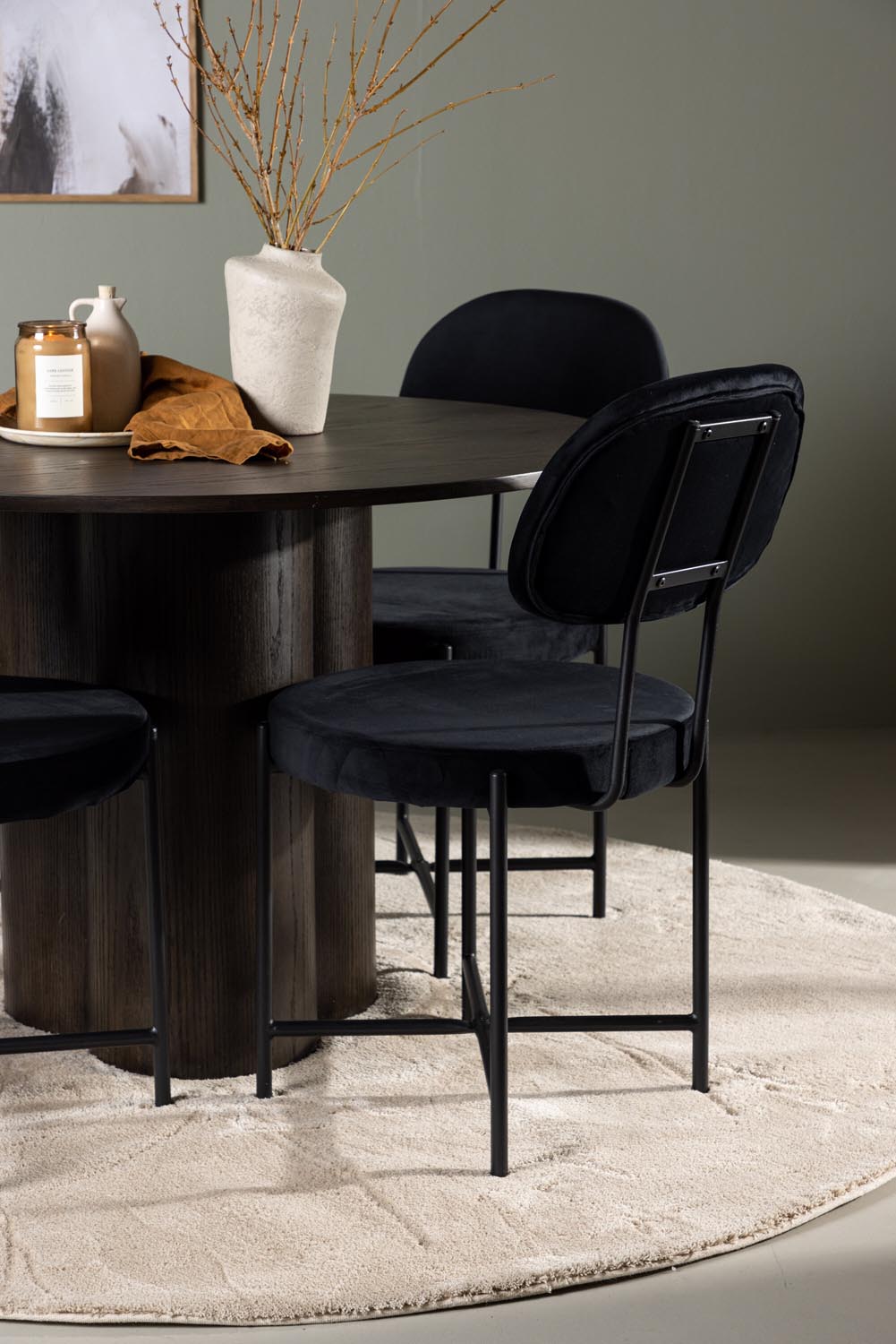 Olivia Esszimmerset + Stella ⌀110cm/4St. in Braun / Schwarz präsentiert im Onlineshop von KAQTU Design AG. Esszimmerset ist von Venture Home