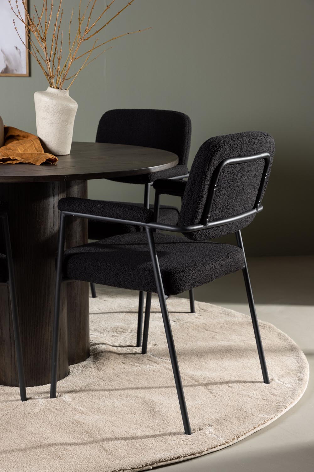 Olivia Esszimmerset + Yesterday ⌀110cm/4St. in Braun / Schwarz präsentiert im Onlineshop von KAQTU Design AG. Esszimmerset ist von Venture Home