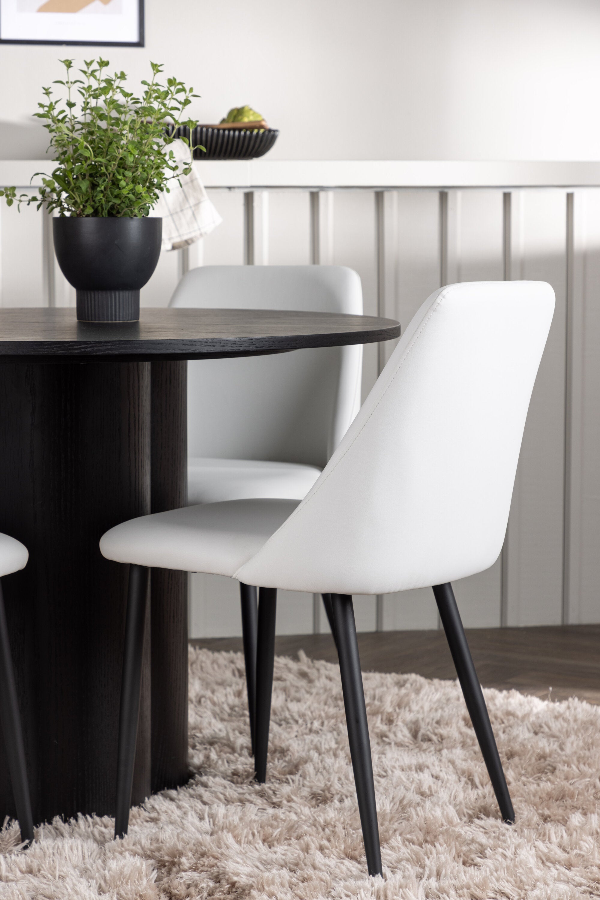 Olivia Esszimmerset + Night ⌀110cm/4St. in Schwarz / Weiss präsentiert im Onlineshop von KAQTU Design AG. Esszimmerset ist von Venture Home
