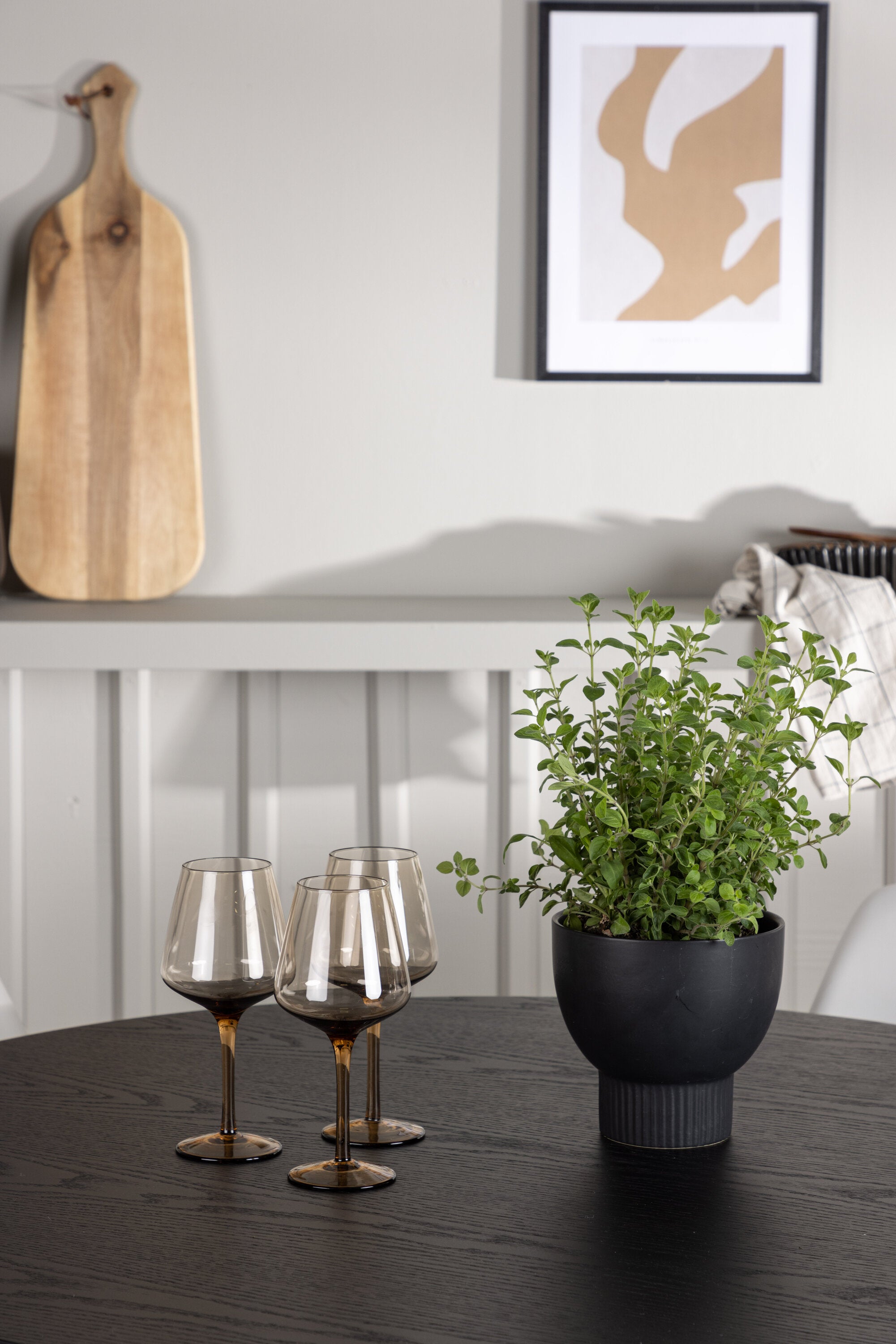 Olivia Esszimmerset + Night ⌀110cm/4St. in Schwarz / Weiss präsentiert im Onlineshop von KAQTU Design AG. Esszimmerset ist von Venture Home