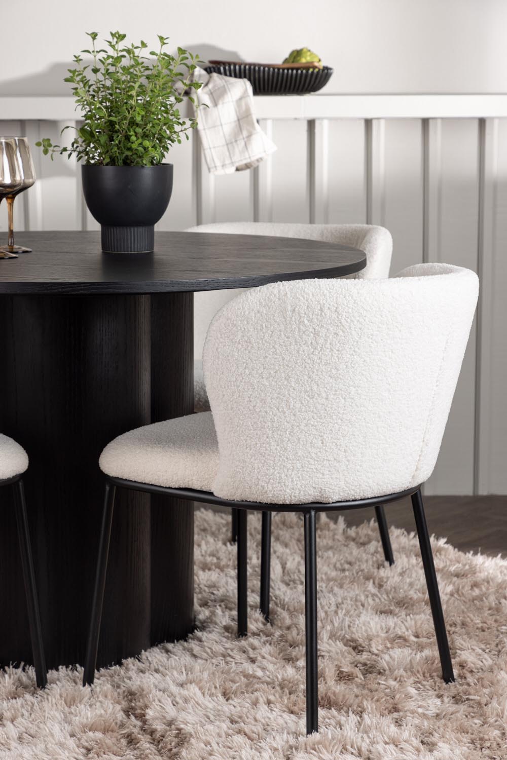 Olivia Esszimmerset + Edina ⌀110cm/4St. in Schwarz / Weiss präsentiert im Onlineshop von KAQTU Design AG. Esszimmerset ist von Venture Home