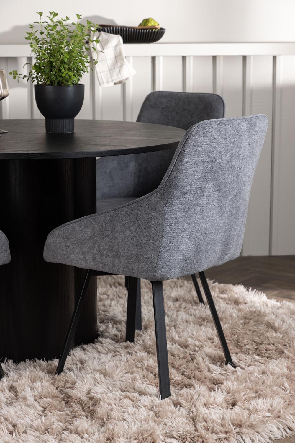 Olivia Esszimmerset + Rosie ⌀110cm/4St. in Schwarz / Grau präsentiert im Onlineshop von KAQTU Design AG. Esszimmerset ist von Venture Home