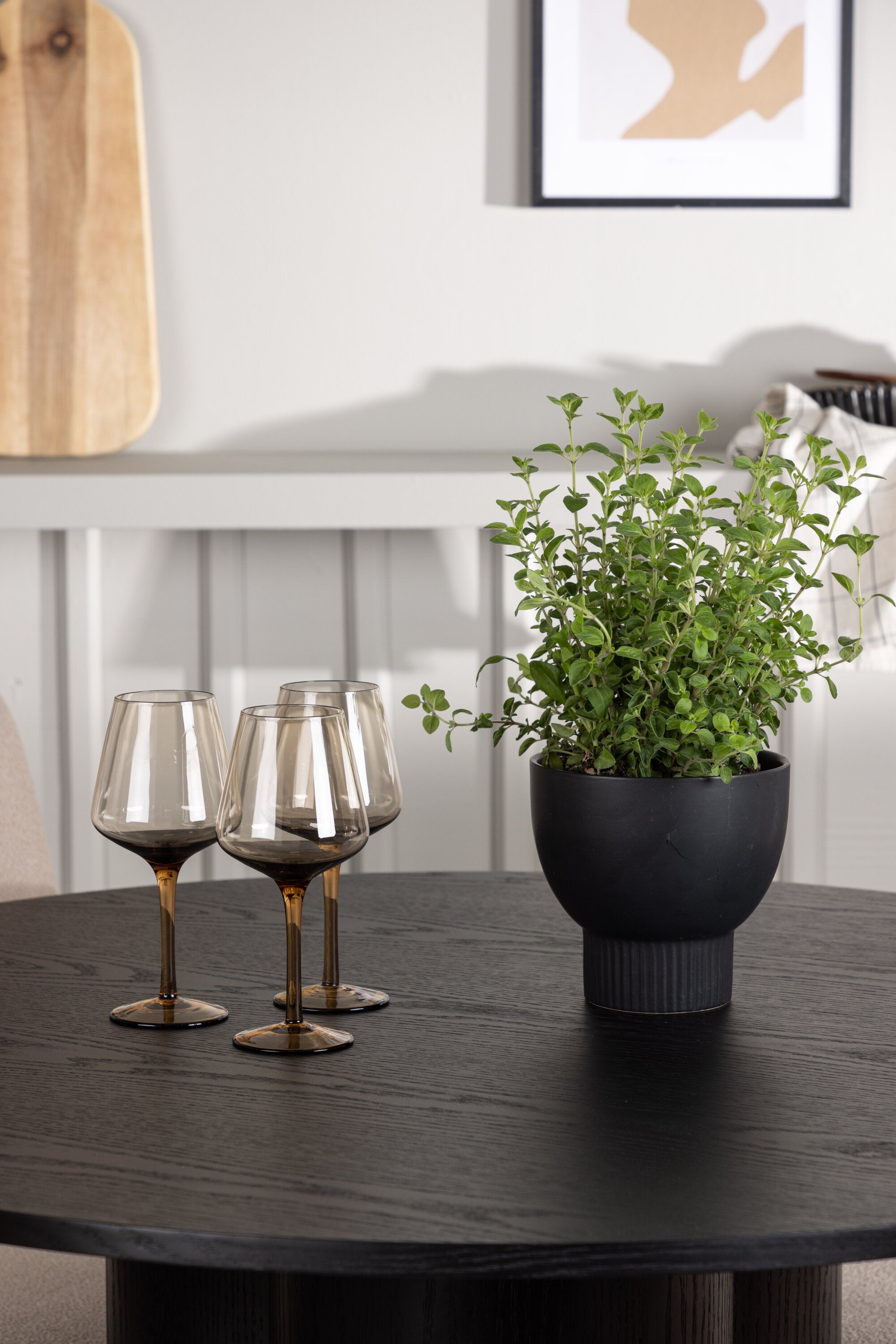 Olivia Esszimmerset + Seda ⌀110cm/4St. in Beige / Schwarz präsentiert im Onlineshop von KAQTU Design AG. Esszimmerset ist von Venture Home