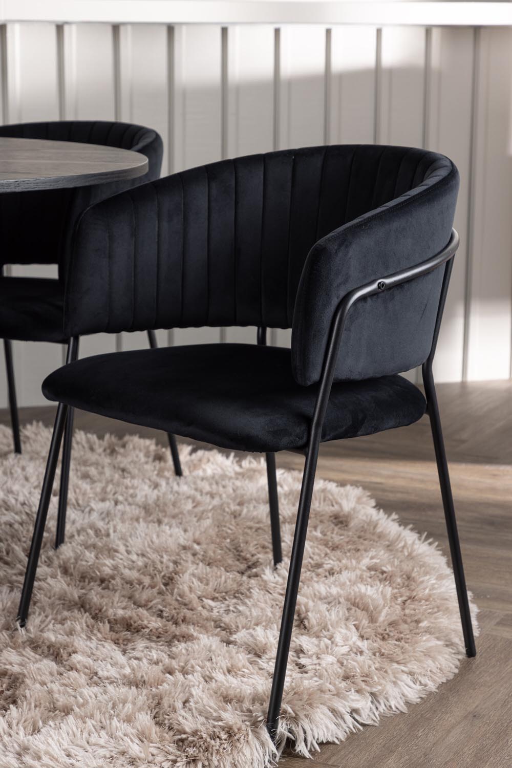 Olivia Esszimmerset + Selma ⌀110cm/4St. in Schwarz präsentiert im Onlineshop von KAQTU Design AG. Esszimmerset ist von Venture Home