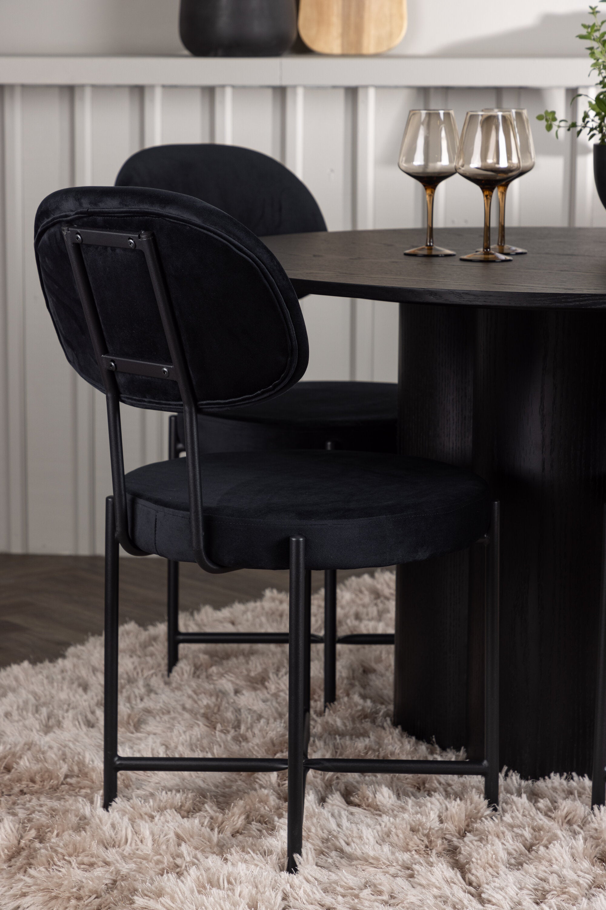 Olivia Esszimmerset + Stella ⌀110cm/4St. in Schwarz präsentiert im Onlineshop von KAQTU Design AG. Esszimmerset ist von Venture Home