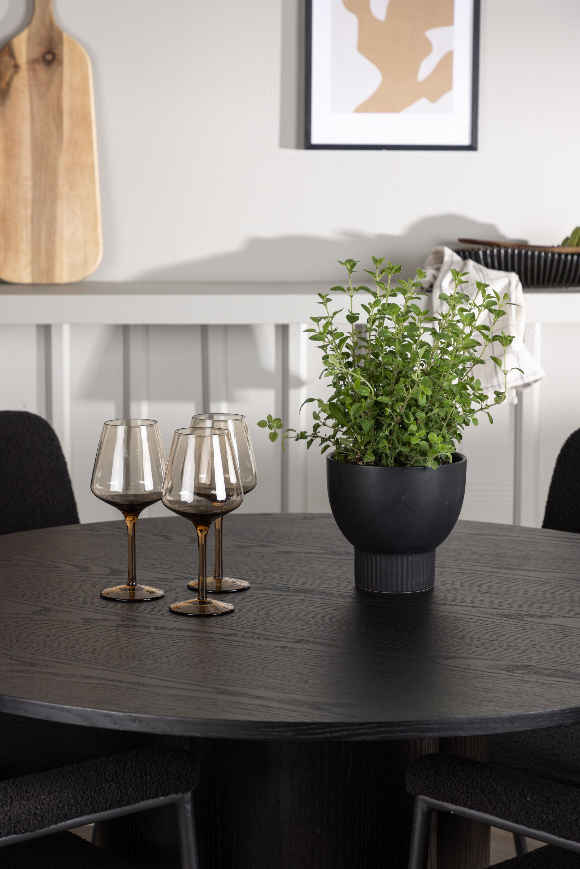 Olivia Esszimmerset + Yesterday ⌀110cm/4St. in Schwarz präsentiert im Onlineshop von KAQTU Design AG. Esszimmerset ist von Venture Home