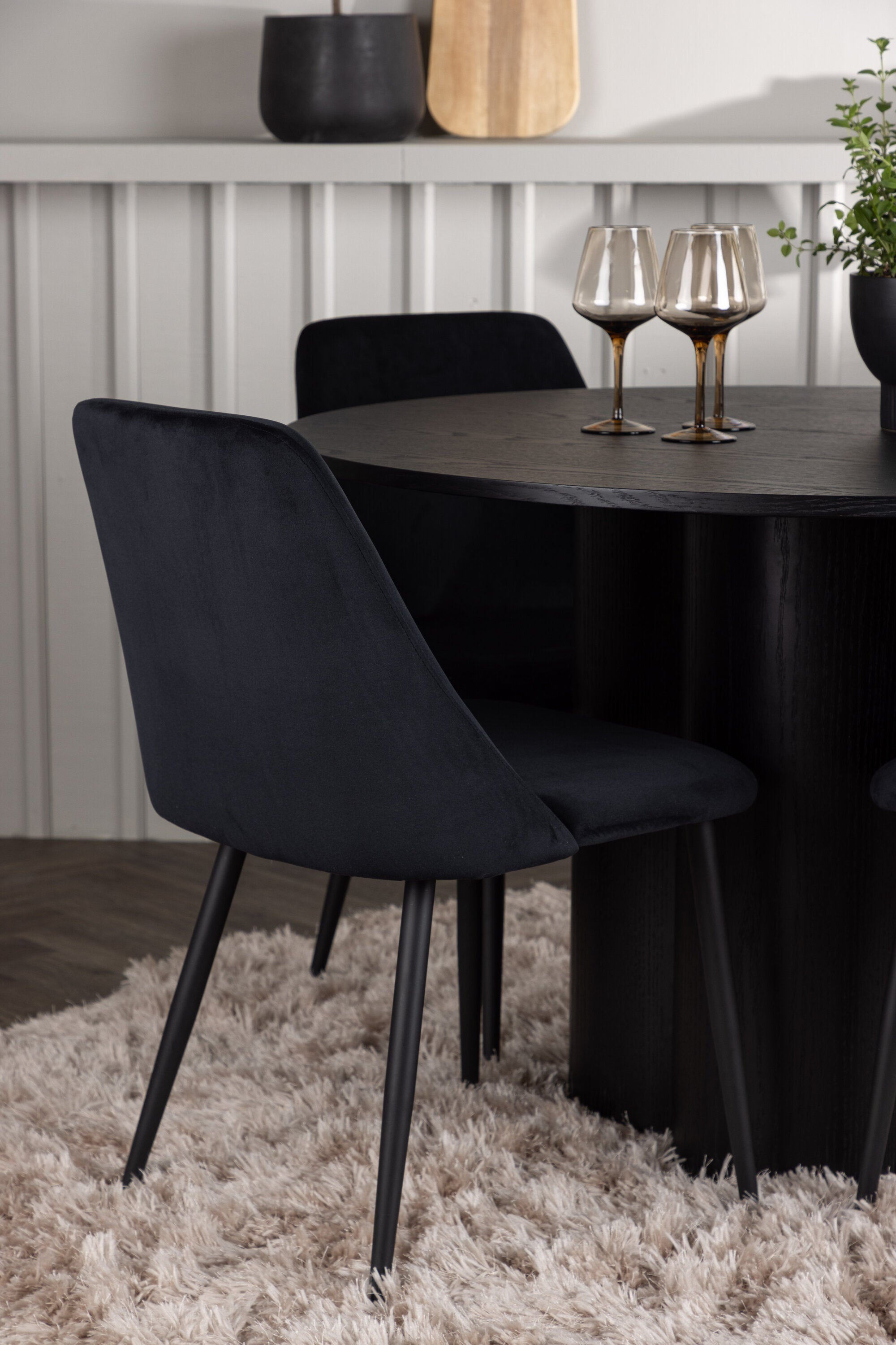 Olivia Esszimmerset + Night ⌀110cm/4St. in Schwarz präsentiert im Onlineshop von KAQTU Design AG. Esszimmerset ist von Venture Home
