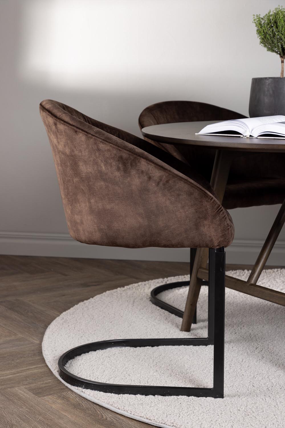 Kaseindon Esszimmerset + Evening ⌀100cm/4St. in Schwarz Braun präsentiert im Onlineshop von KAQTU Design AG. Esszimmerset ist von Venture Home