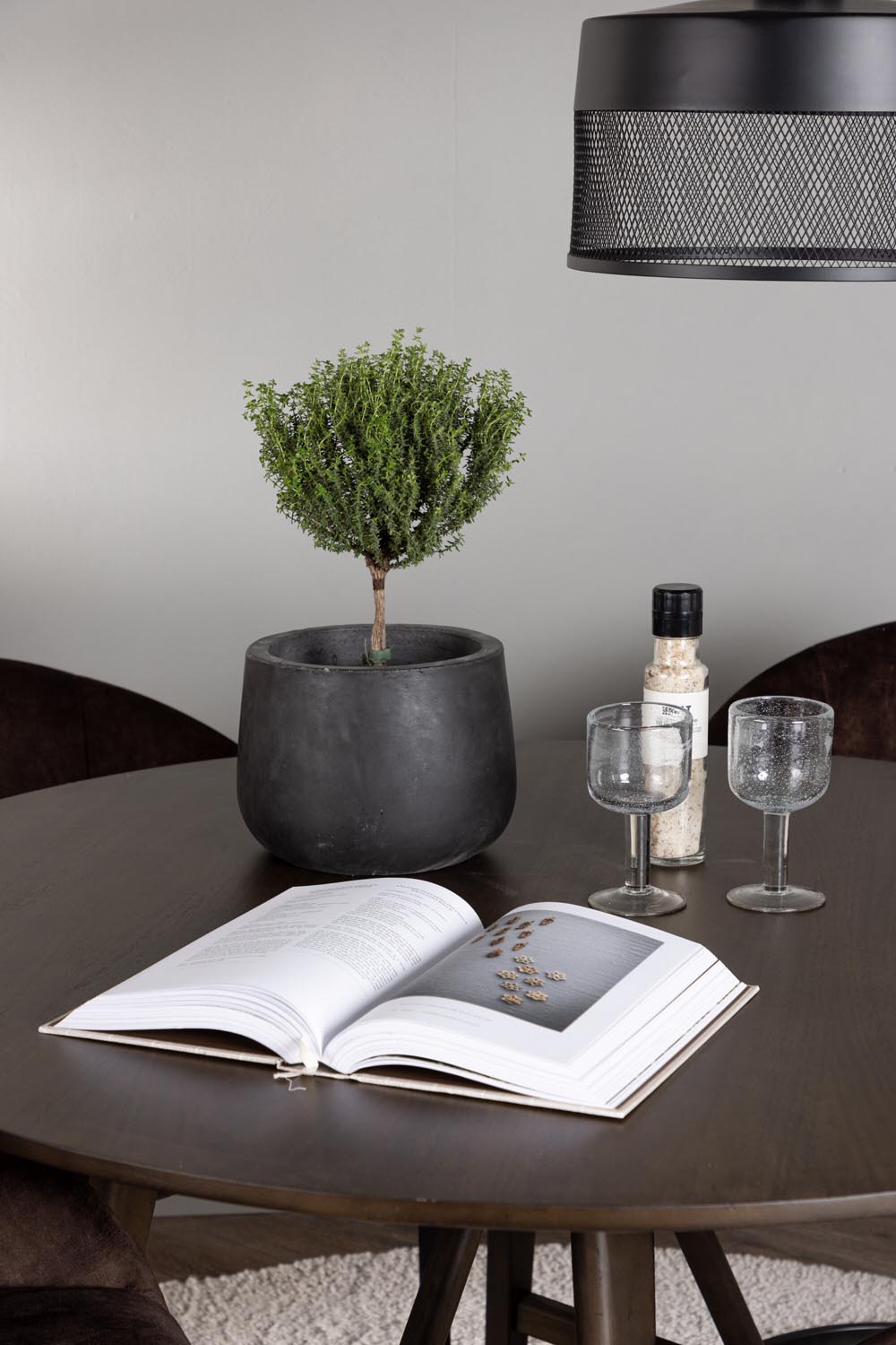 Kaseindon Esszimmerset + Evening ⌀100cm/4St. in Schwarz Braun präsentiert im Onlineshop von KAQTU Design AG. Esszimmerset ist von Venture Home