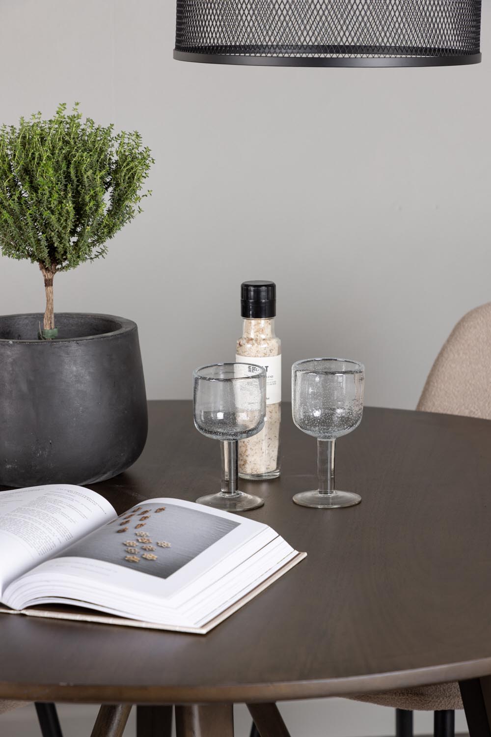 Kaseindon Esszimmerset + Polar ⌀100cm/4St. in Beige, Schwarz präsentiert im Onlineshop von KAQTU Design AG. Esszimmerset ist von Venture Home