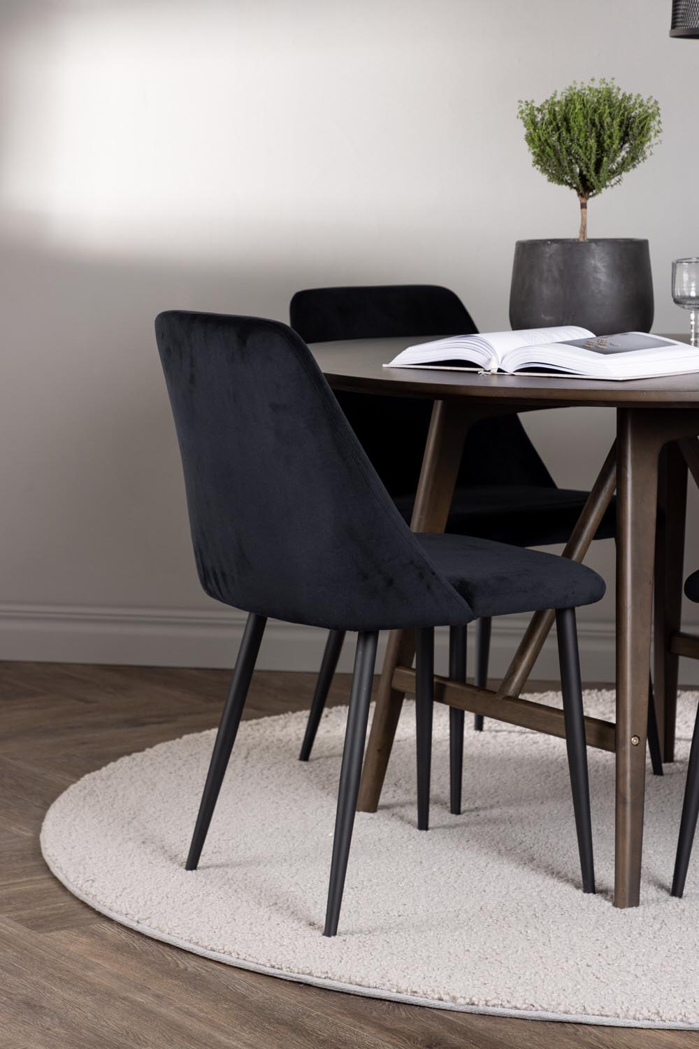 Kaseindon Esszimmerset + Night ⌀100cm/4St. in Schwarz präsentiert im Onlineshop von KAQTU Design AG. Esszimmerset ist von Venture Home