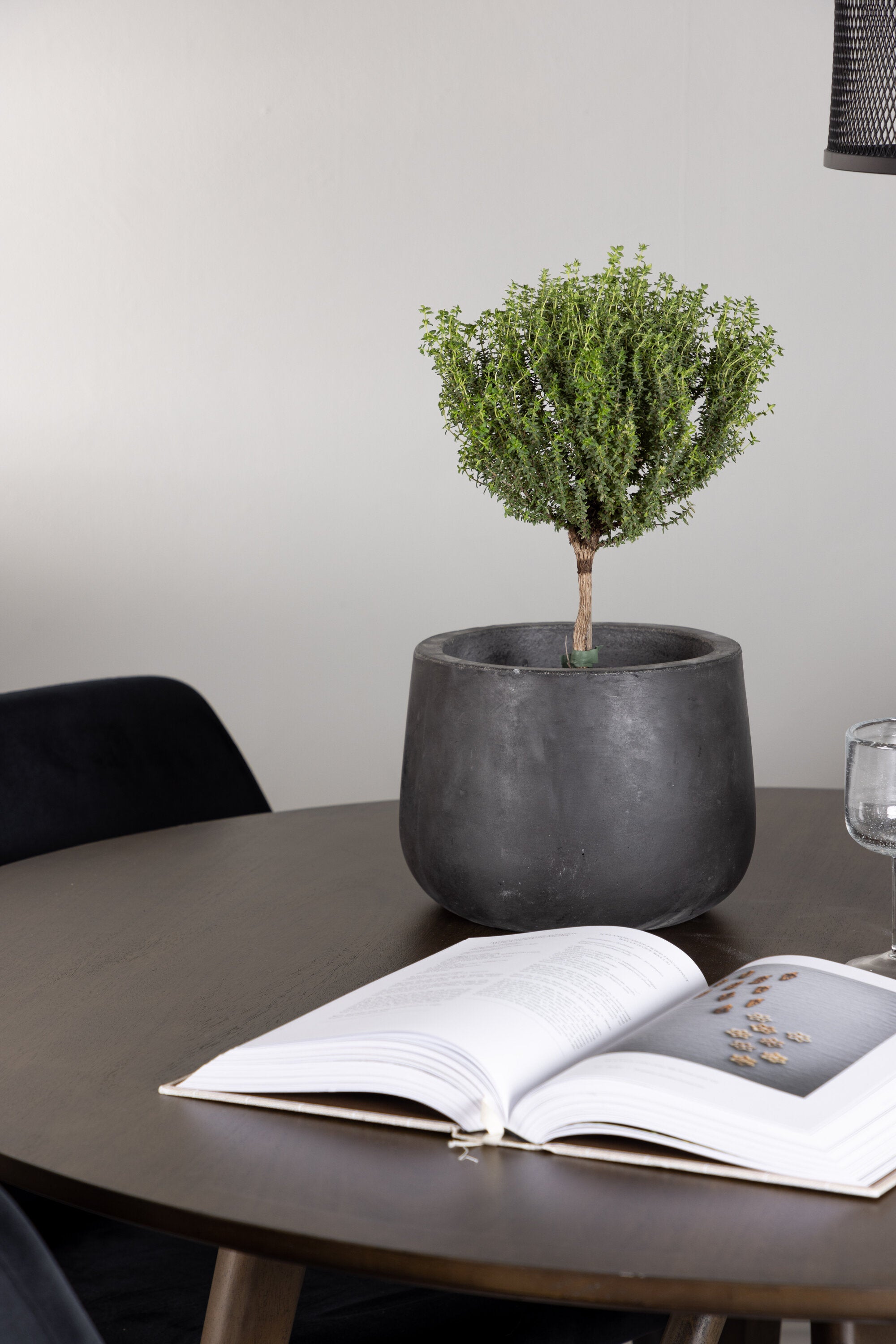 Kaseindon Esszimmerset + Night ⌀100cm/4St. in Schwarz präsentiert im Onlineshop von KAQTU Design AG. Esszimmerset ist von Venture Home