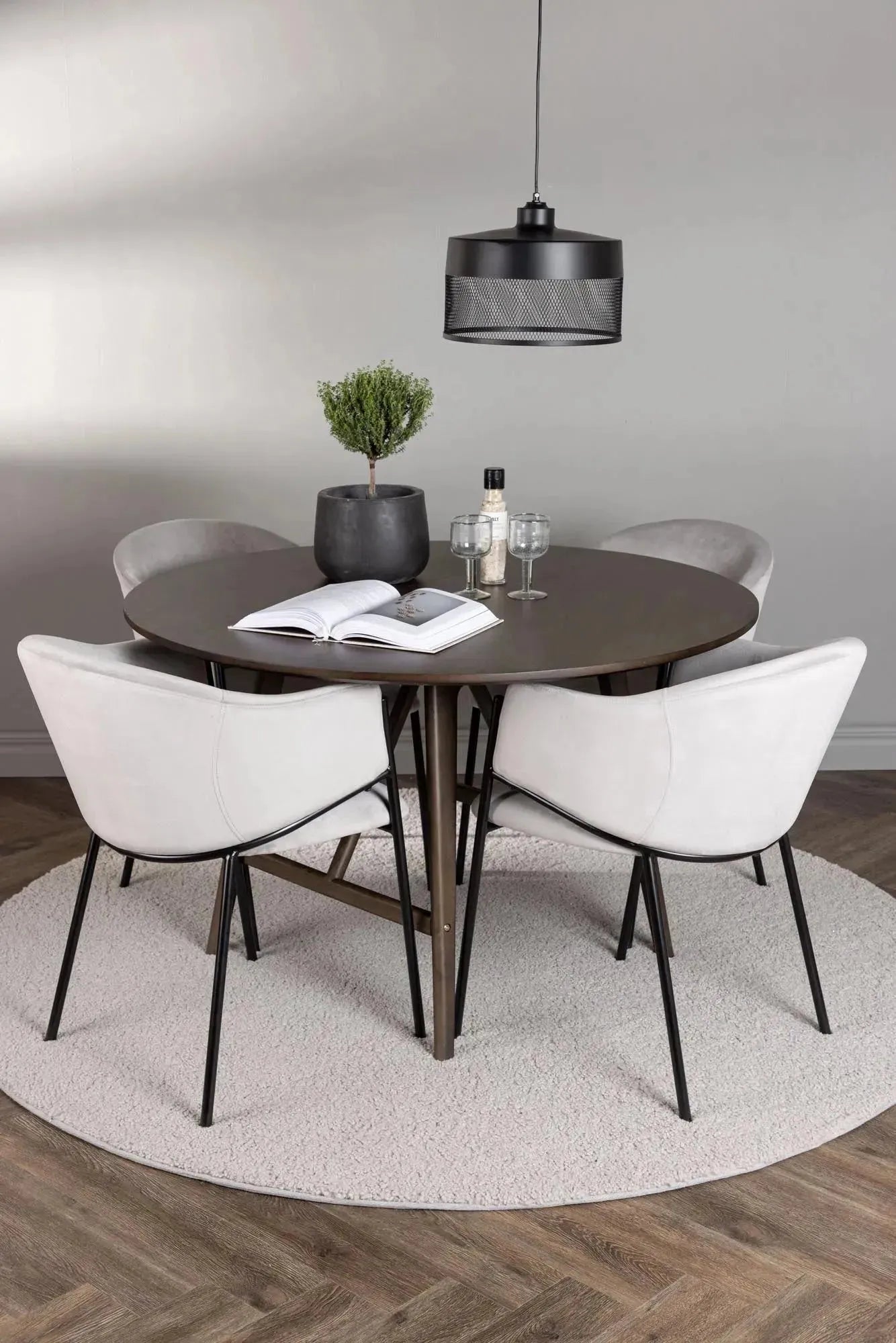 Elegantes Esszimmerset: Runder Tisch (⌀100cm) in Walnuss, 4 Evelina-Stühle in Samt & Stahl. Design trifft Komfort.