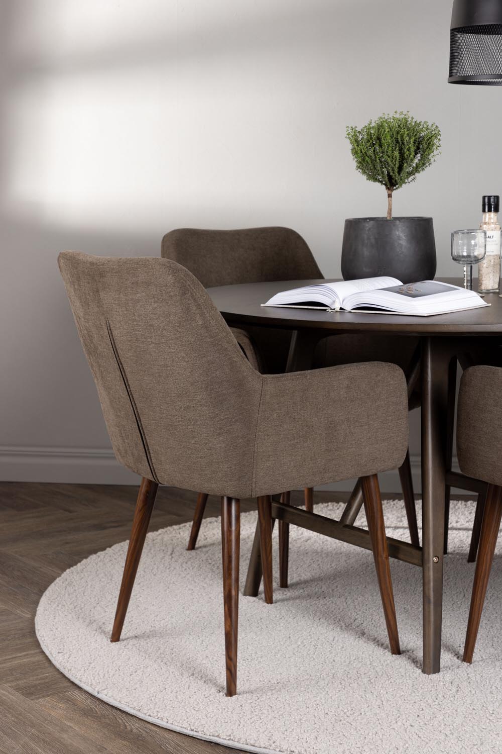 Kaseindon Esszimmerset + Tomorrow ⌀100cm/4St. in Braun präsentiert im Onlineshop von KAQTU Design AG. Esszimmerset ist von Venture Home