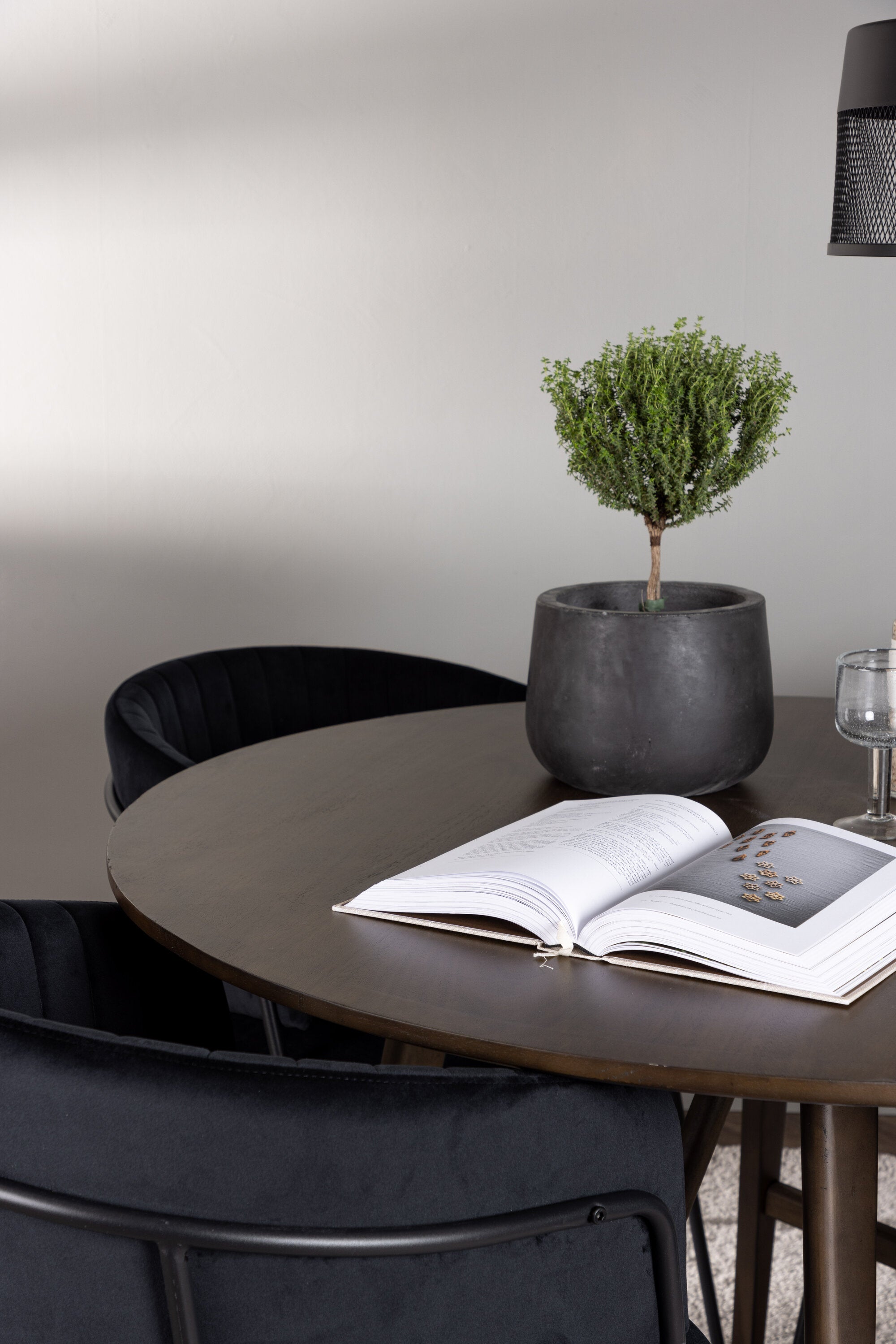 Kaseindon Esszimmerset + Selma ⌀100cm/4St. in Schwarz präsentiert im Onlineshop von KAQTU Design AG. Esszimmerset ist von Venture Home