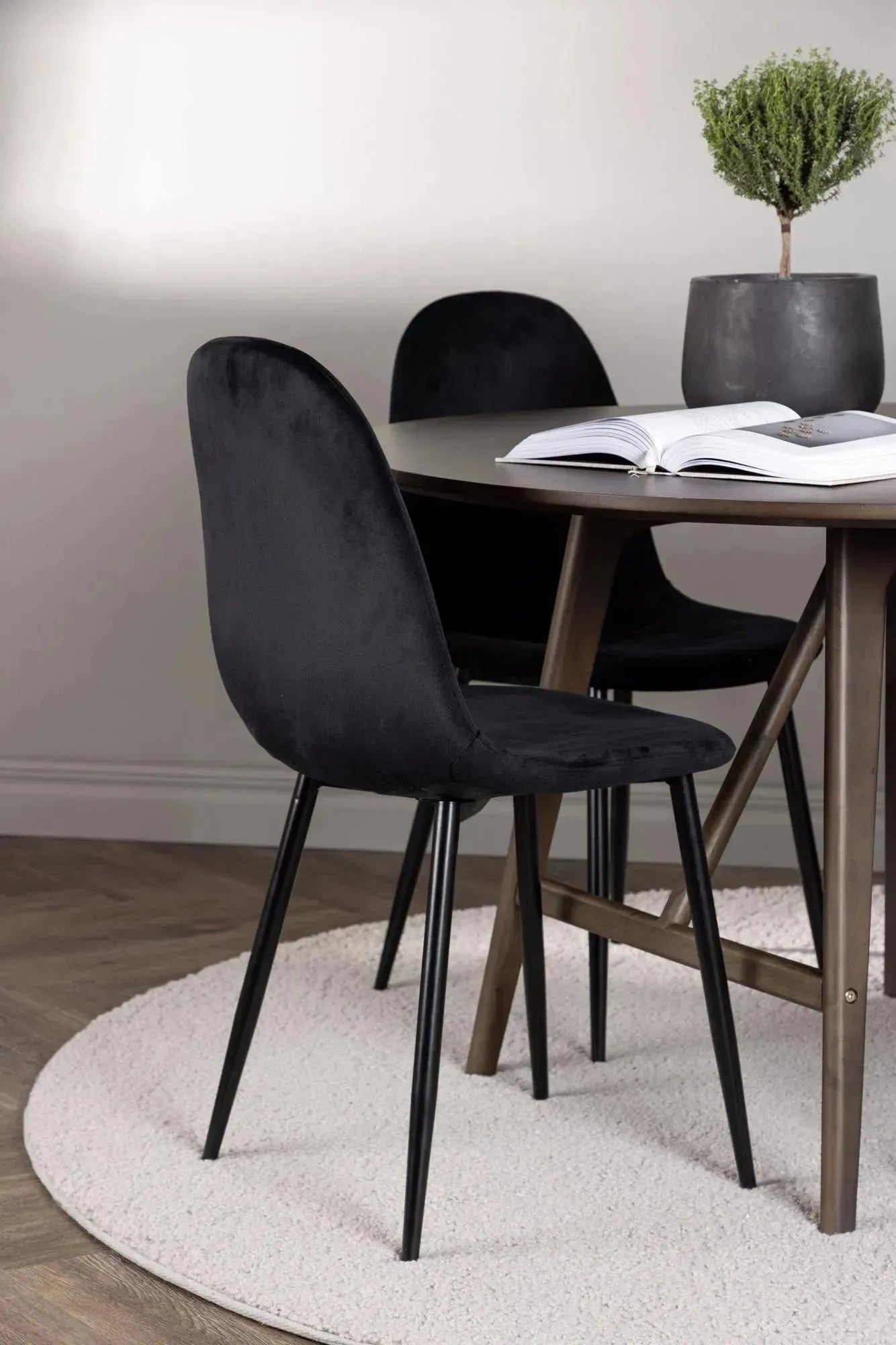 Elegantes Kaseindon Esszimmerset mit Polar Tisch, 100cm, 4 Stühle.