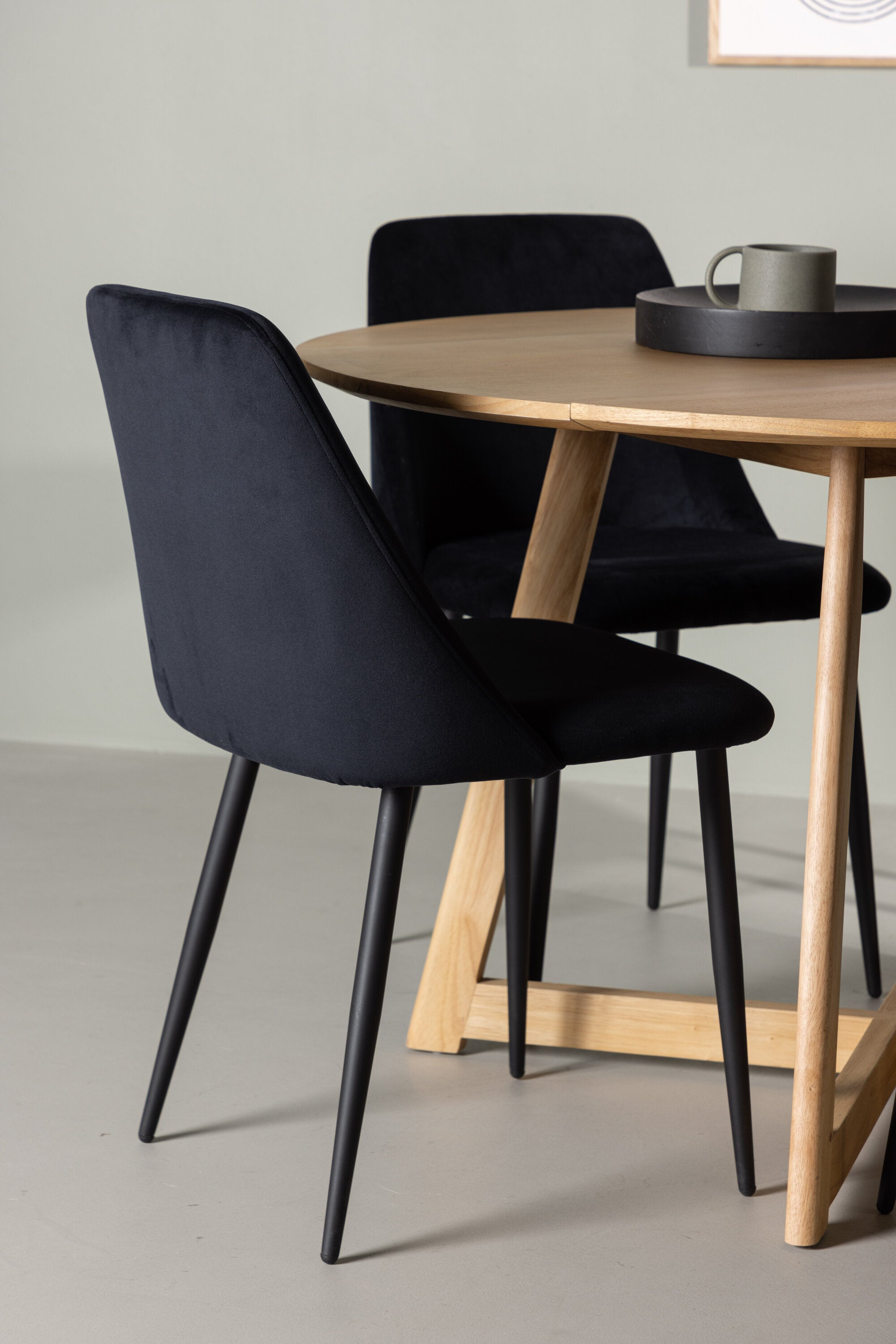 Yadikon Esszimmerset + Night ⌀120cm/4St. in Schwarz präsentiert im Onlineshop von KAQTU Design AG. Esszimmerset ist von Venture Home