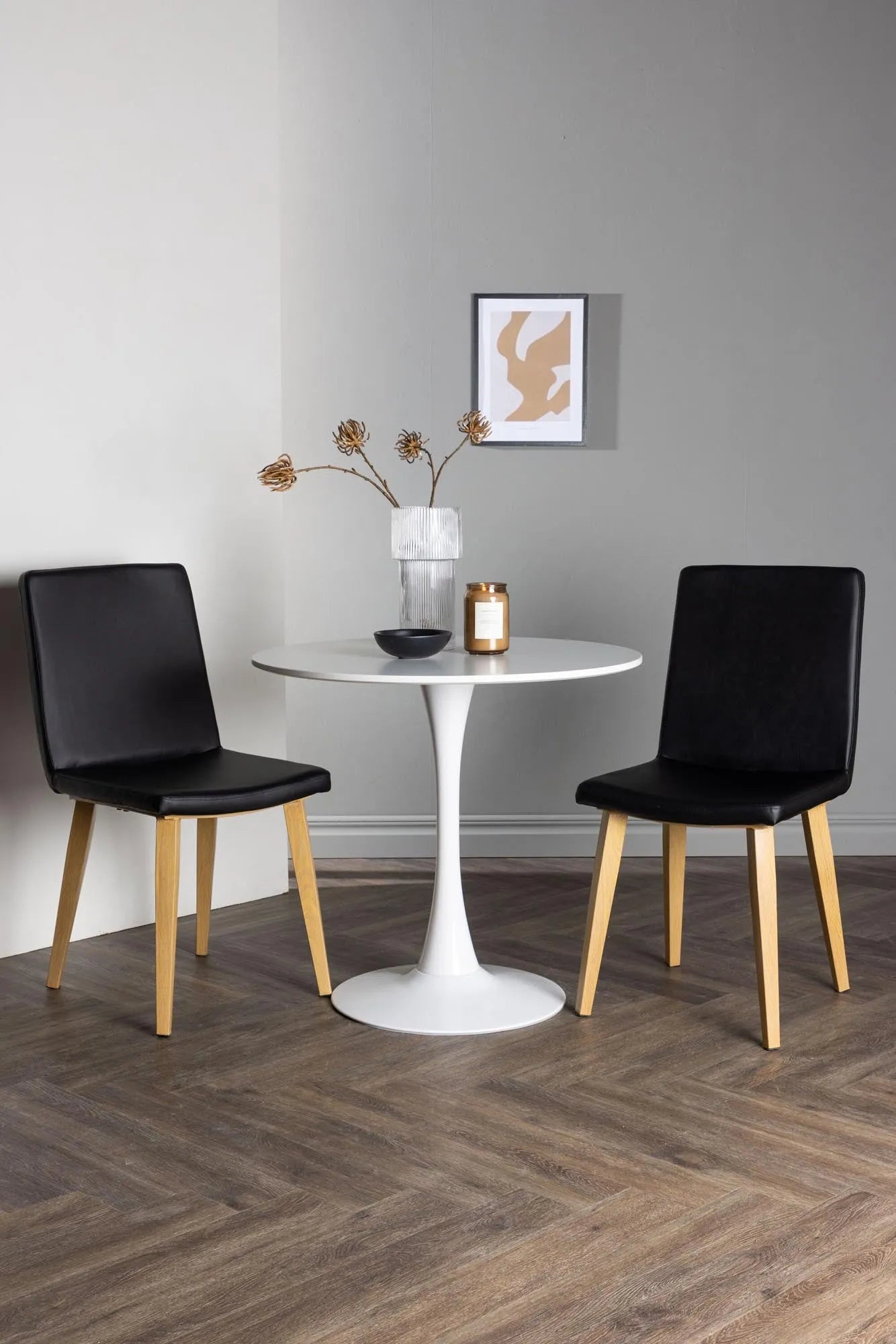 Elegantes Hamden Esszimmerset mit rundem Tisch von Venture Home.