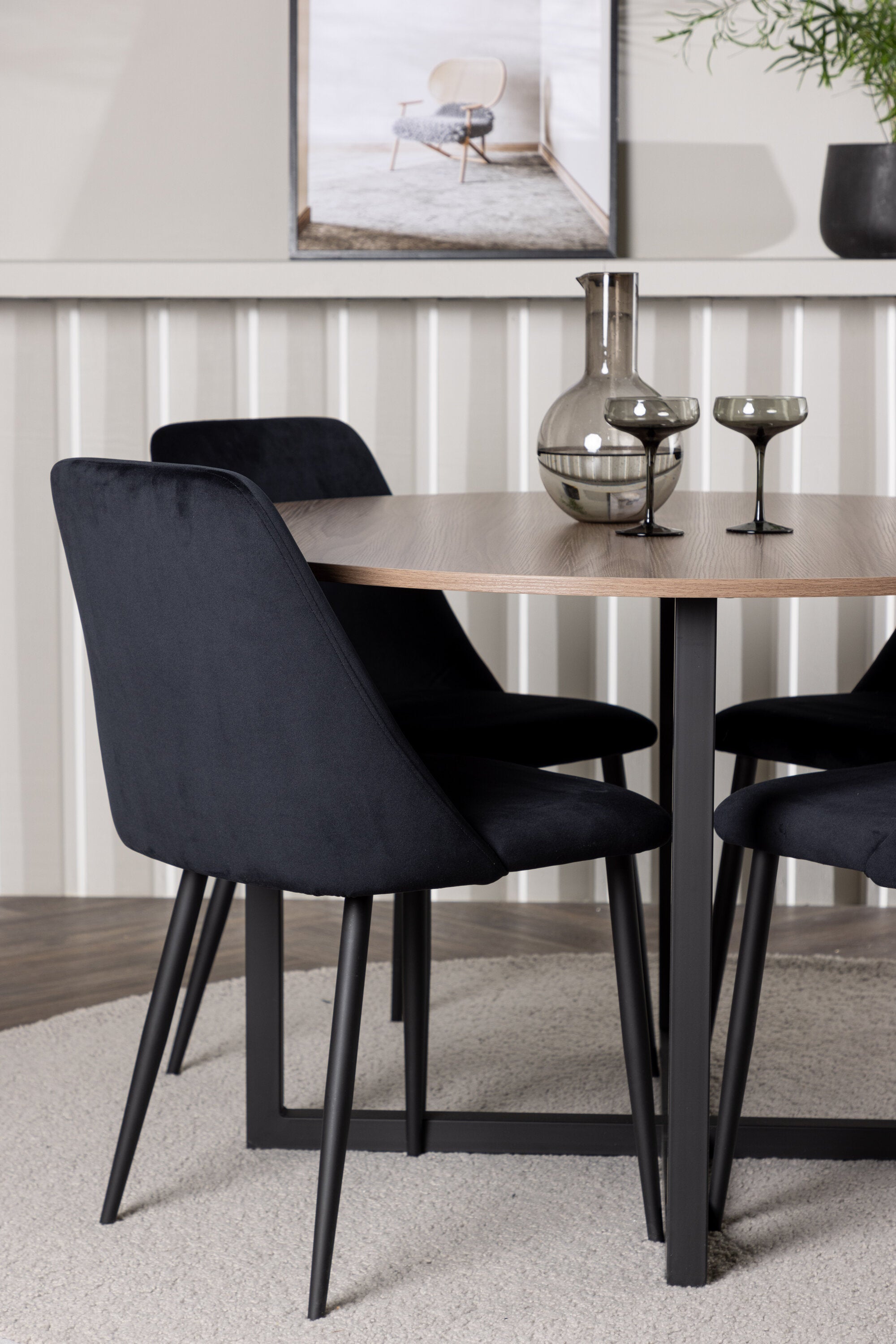 Durango Esszimmerset + Night ⌀120cm/4St. in Schwarz präsentiert im Onlineshop von KAQTU Design AG. Esszimmerset ist von Venture Home