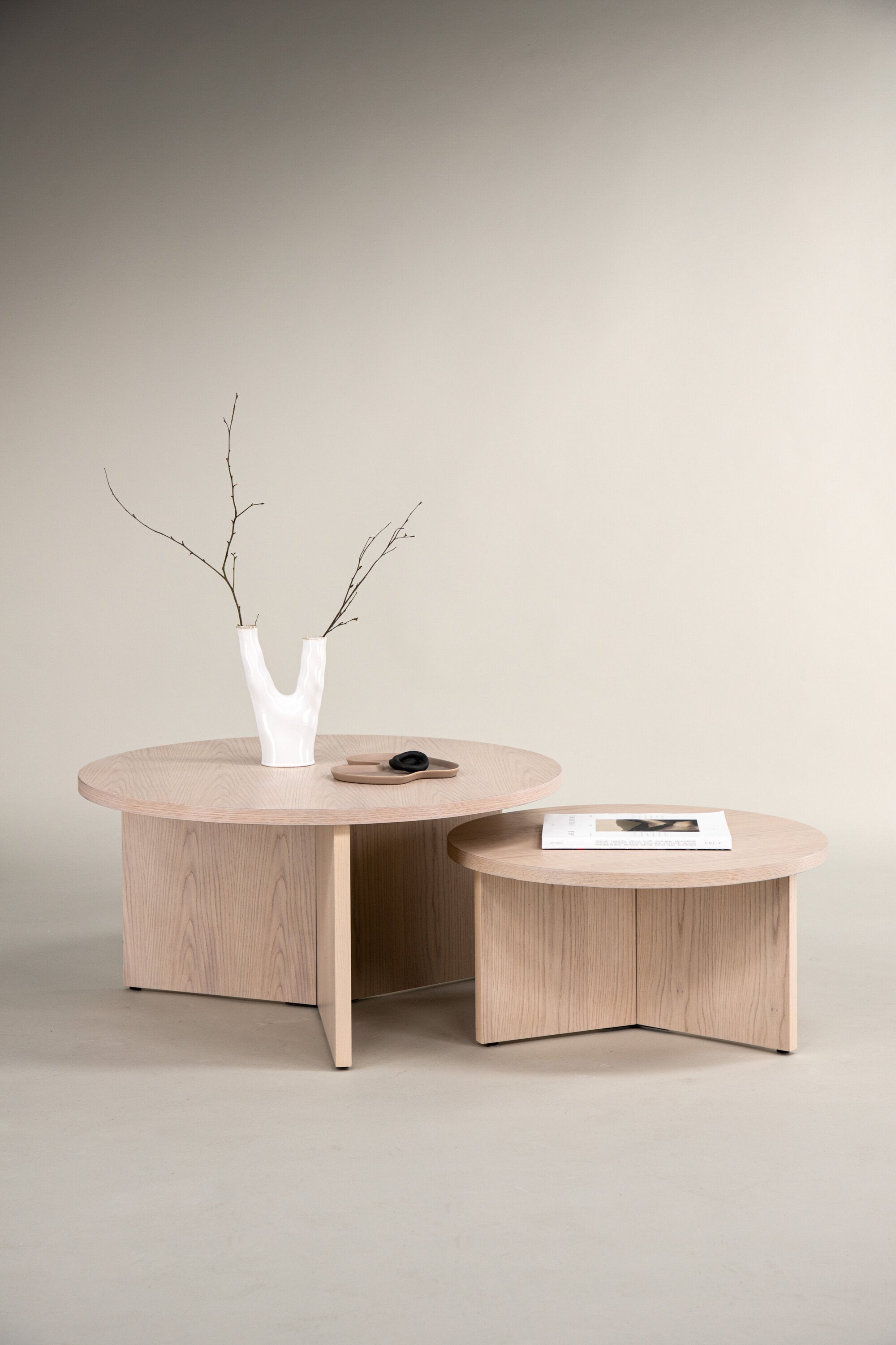 Saltö Coffee Tisch in Tünchen präsentiert im Onlineshop von KAQTU Design AG. Beistelltisch ist von Venture Home