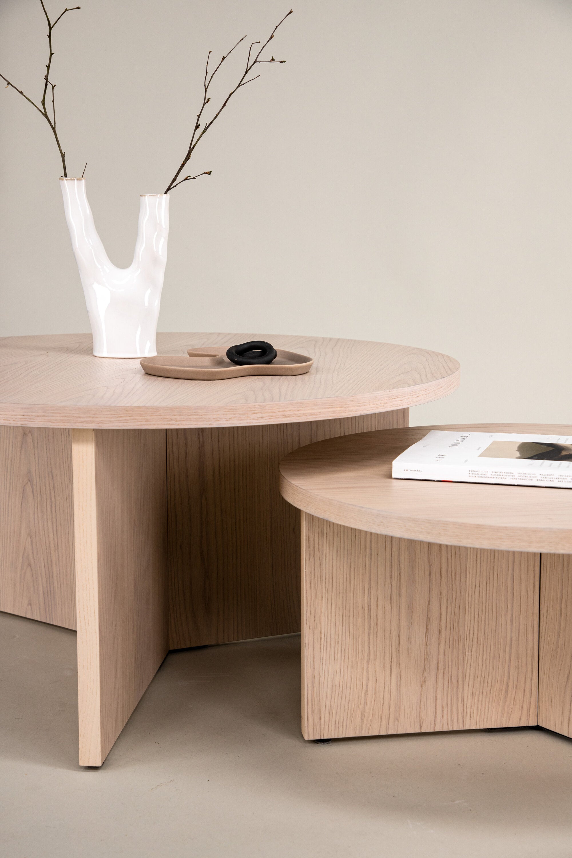Saltö Coffee Tisch in Tünchen präsentiert im Onlineshop von KAQTU Design AG. Beistelltisch ist von Venture Home